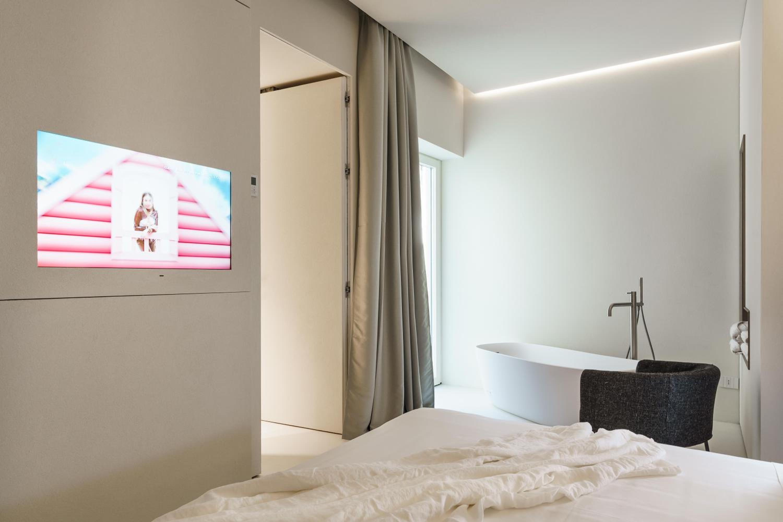 Deluxe Double Room with Bath - Photo 14