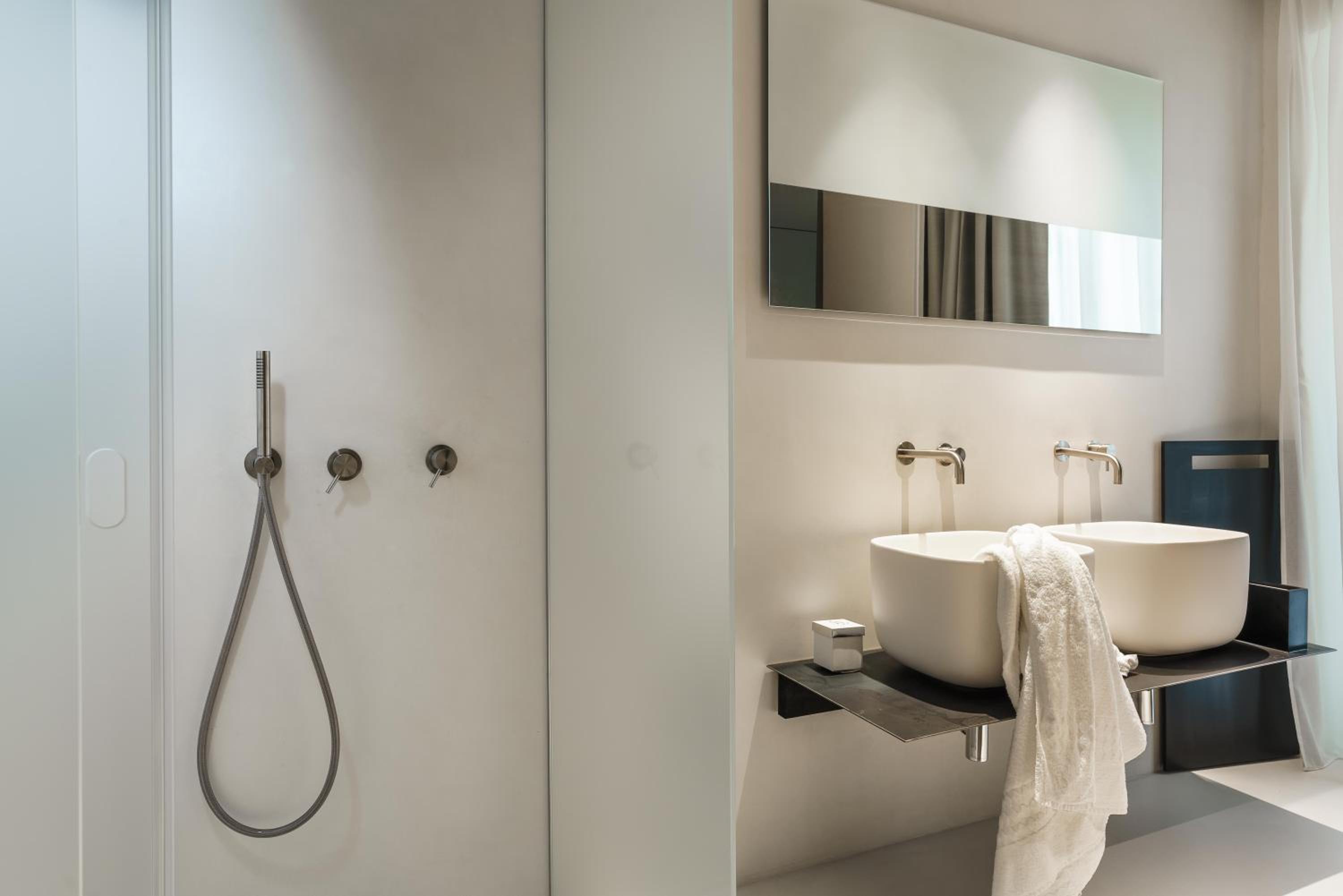 Deluxe Double Room with Bath - Photo 26
