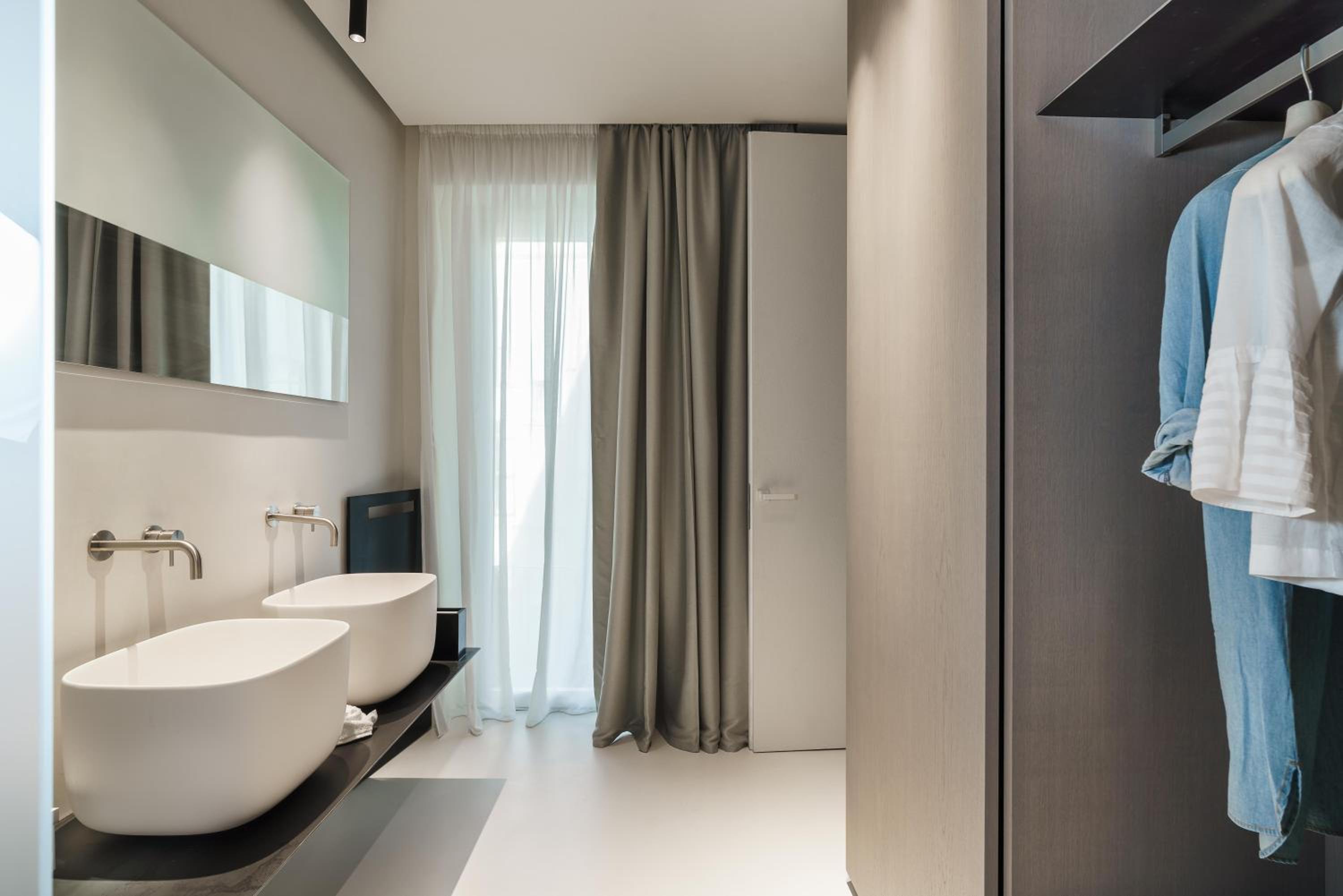 Deluxe Double Room with Bath - Photo 30