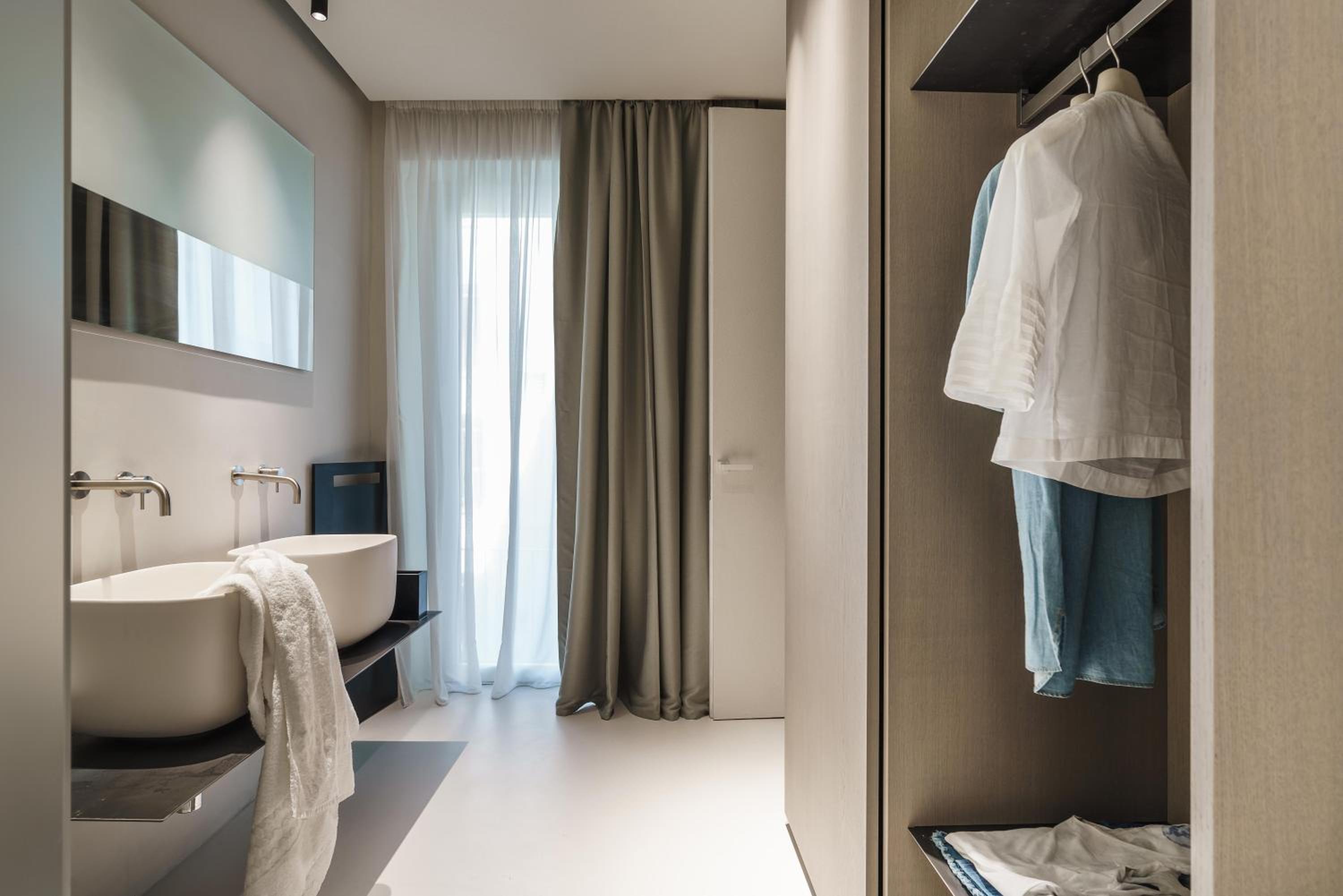 Deluxe Double Room with Bath - Photo 28