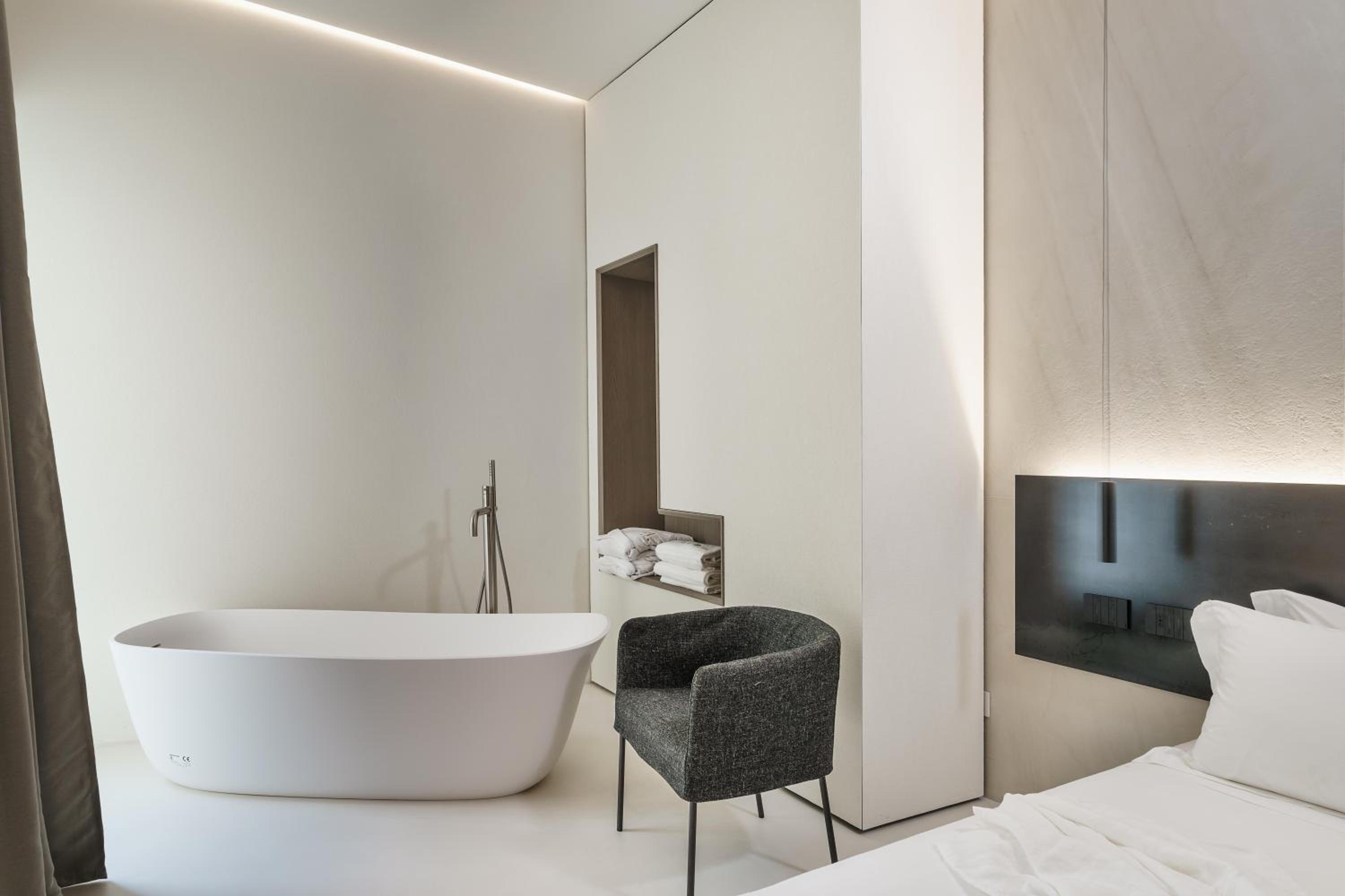 Deluxe Double Room with Bath - Photo 4