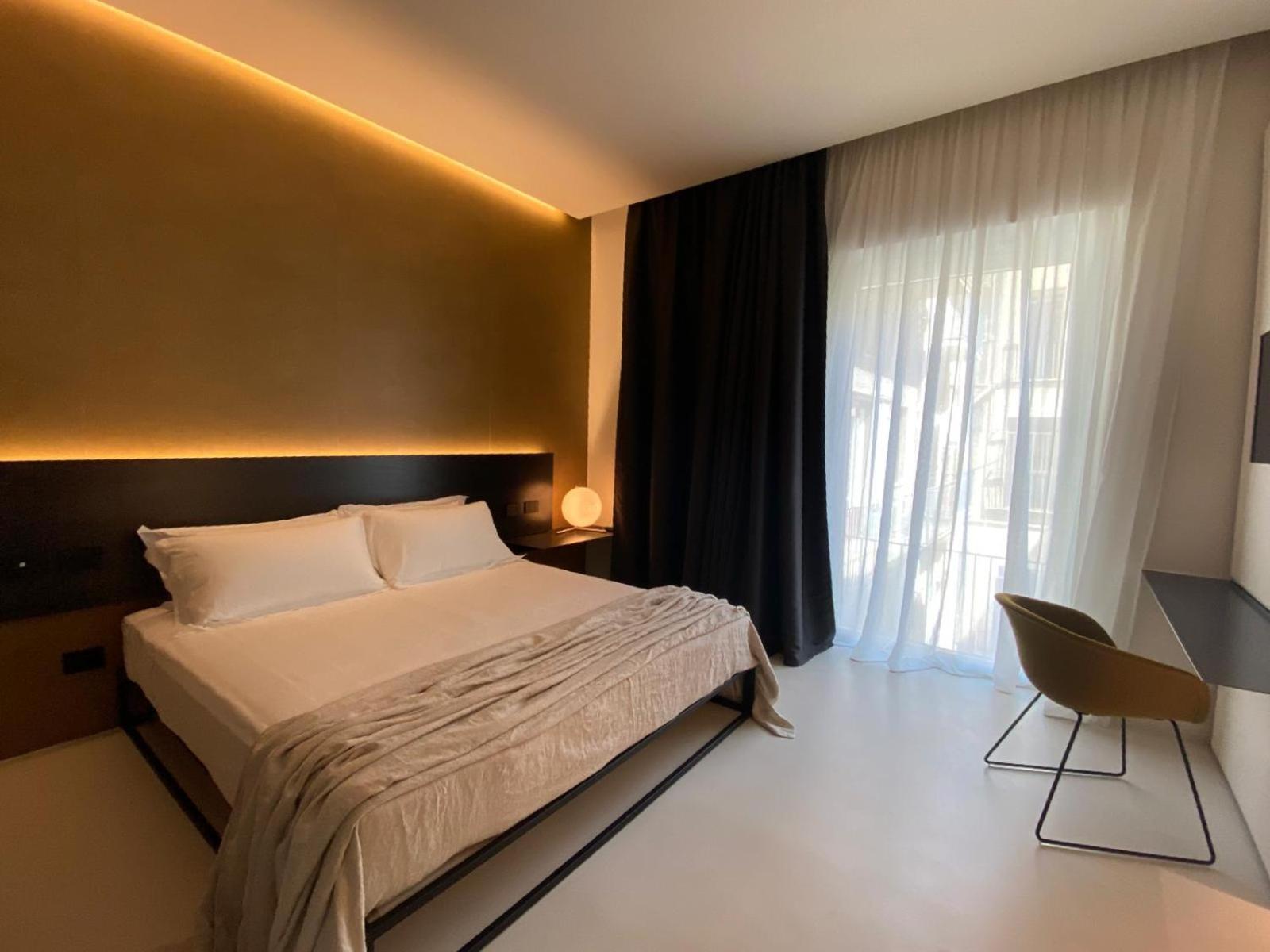 Deluxe King Room - Photo 3