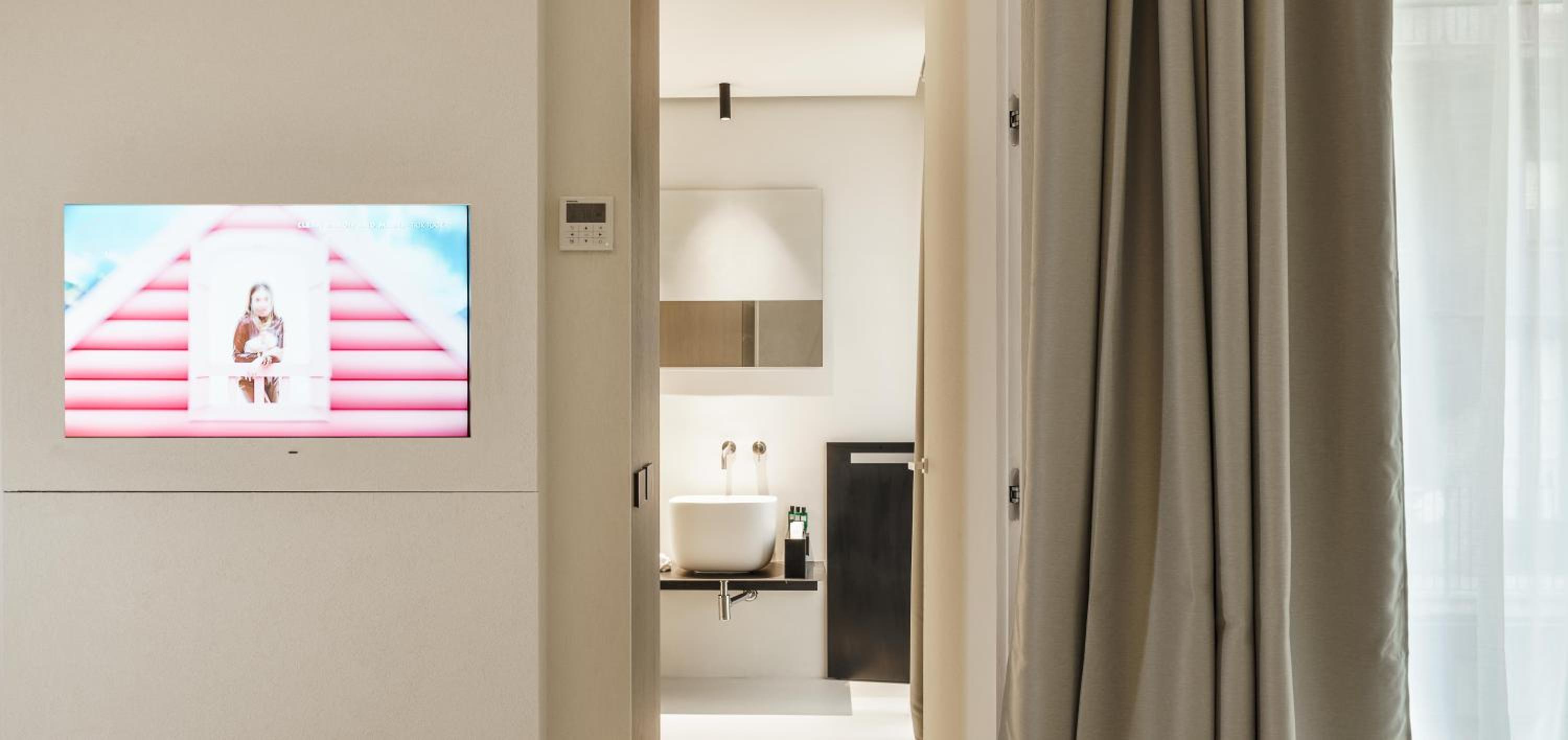 Deluxe Double Room with Bath - Photo 19