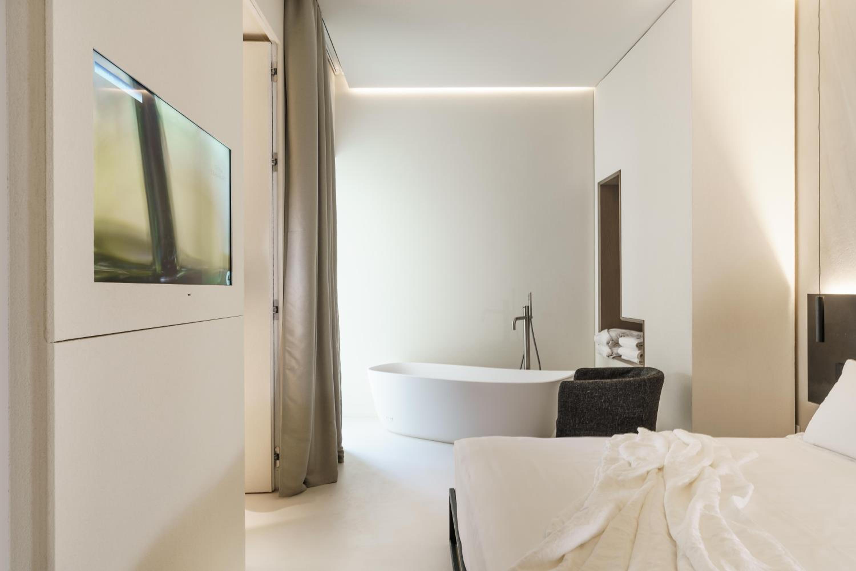 Deluxe Double Room with Bath - Photo 20