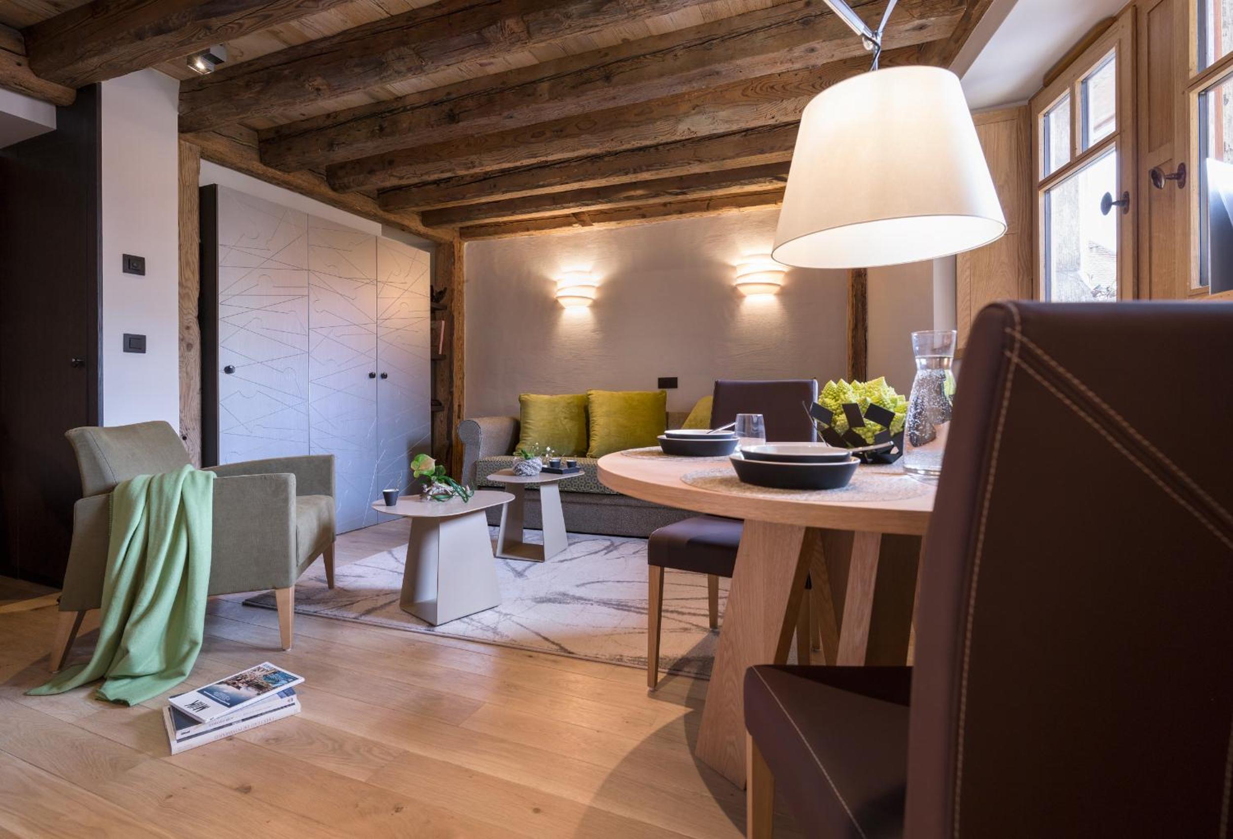 Triplex Apartment with Fireplace and Spa Shower Triplex Apartment with Fireplace and Spa Shower