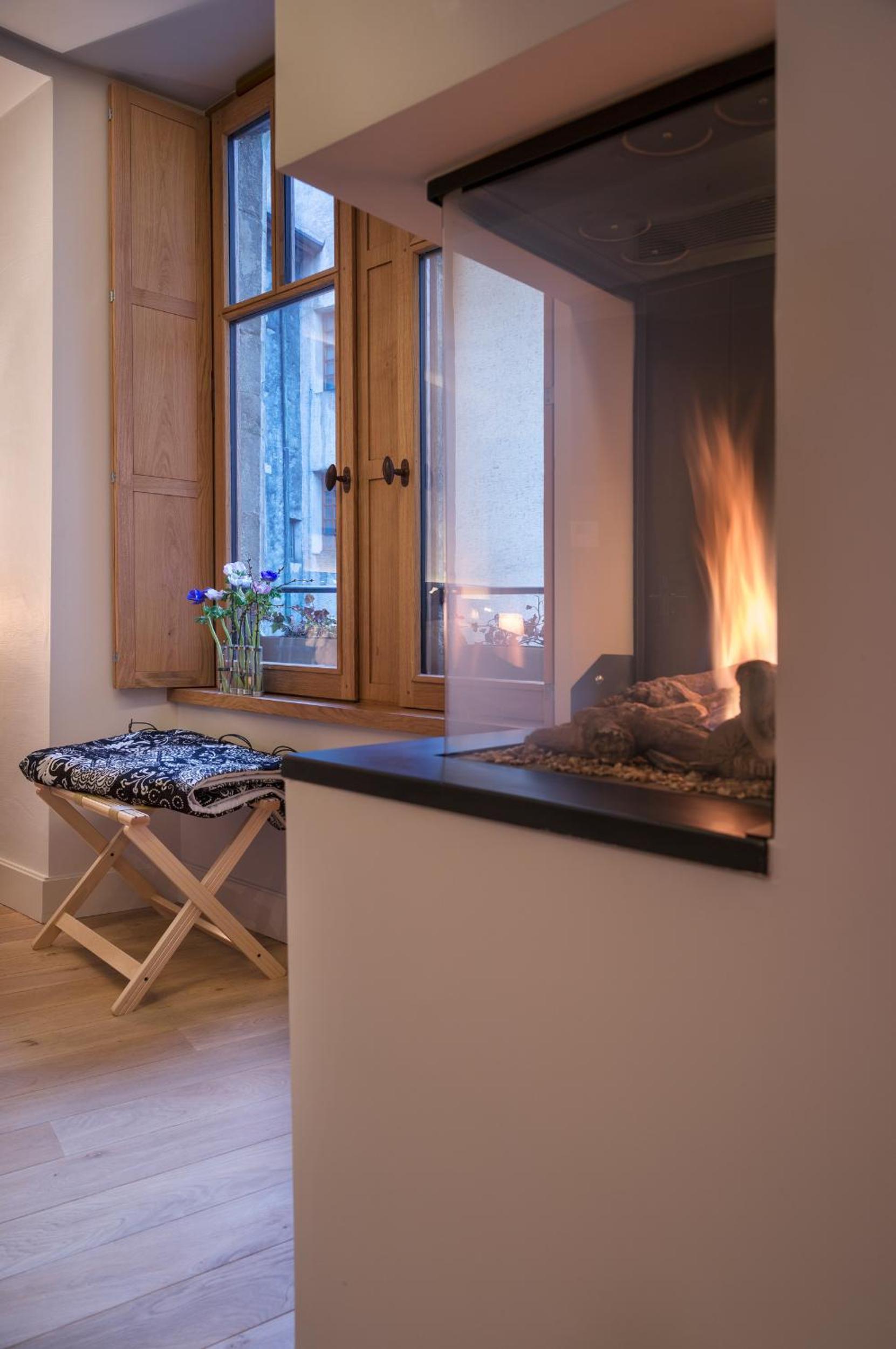 Studio with Fireplace and Spa Shower Studio with Fireplace and Spa Shower