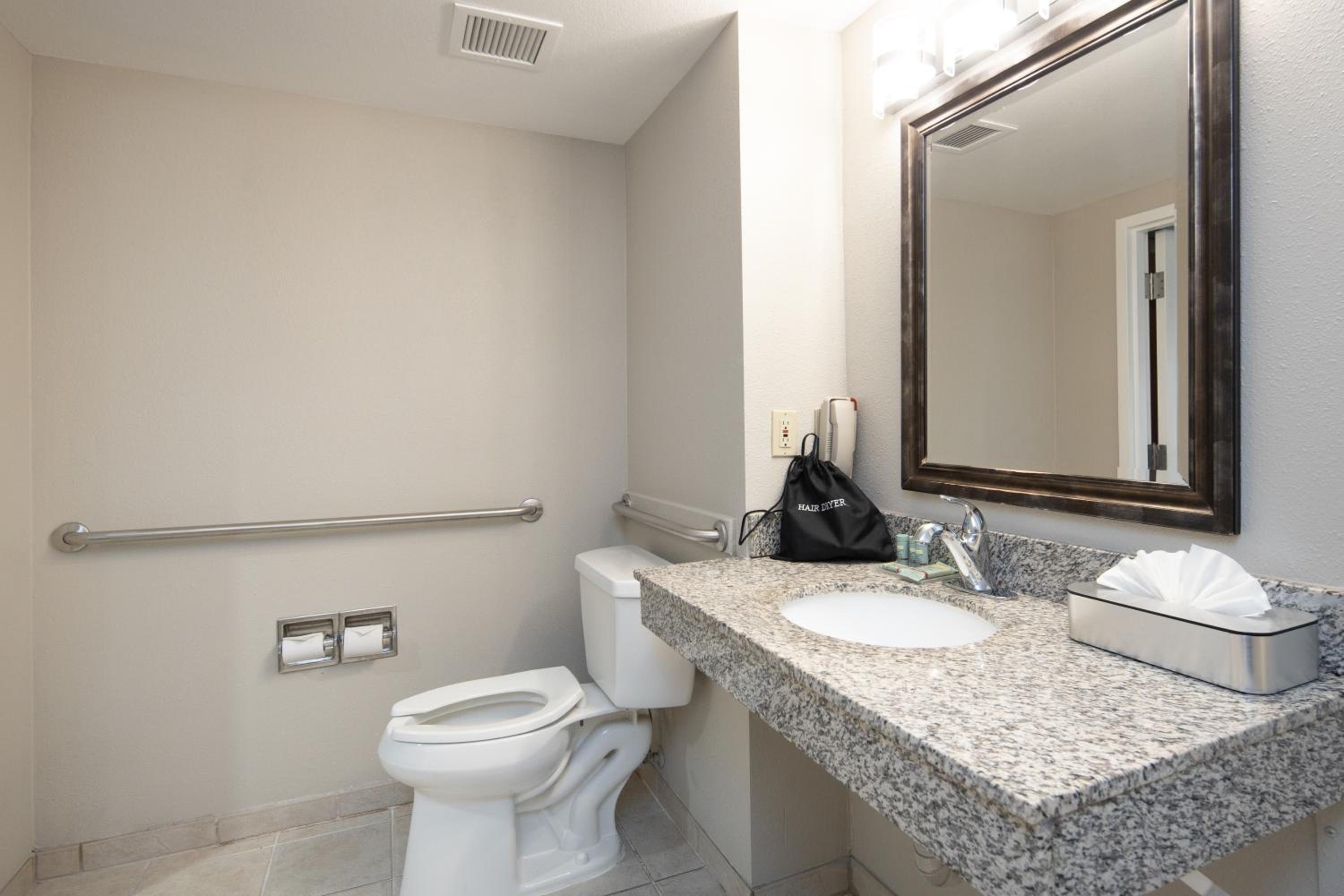 Queen Room with Two Queen Beds and Bath Tub - Disability Access/Non-Smoking  - Photo 3