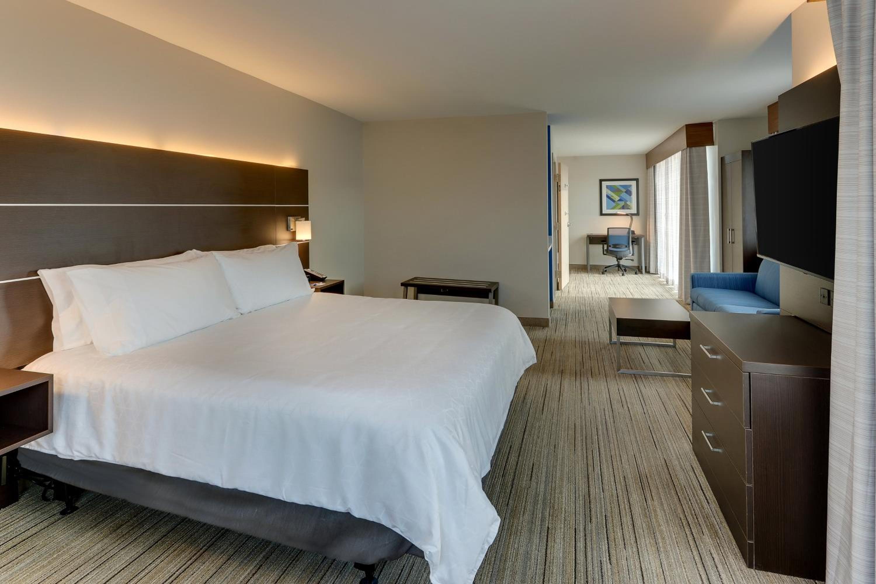 King Suite - Non-Smoking - Photo 6