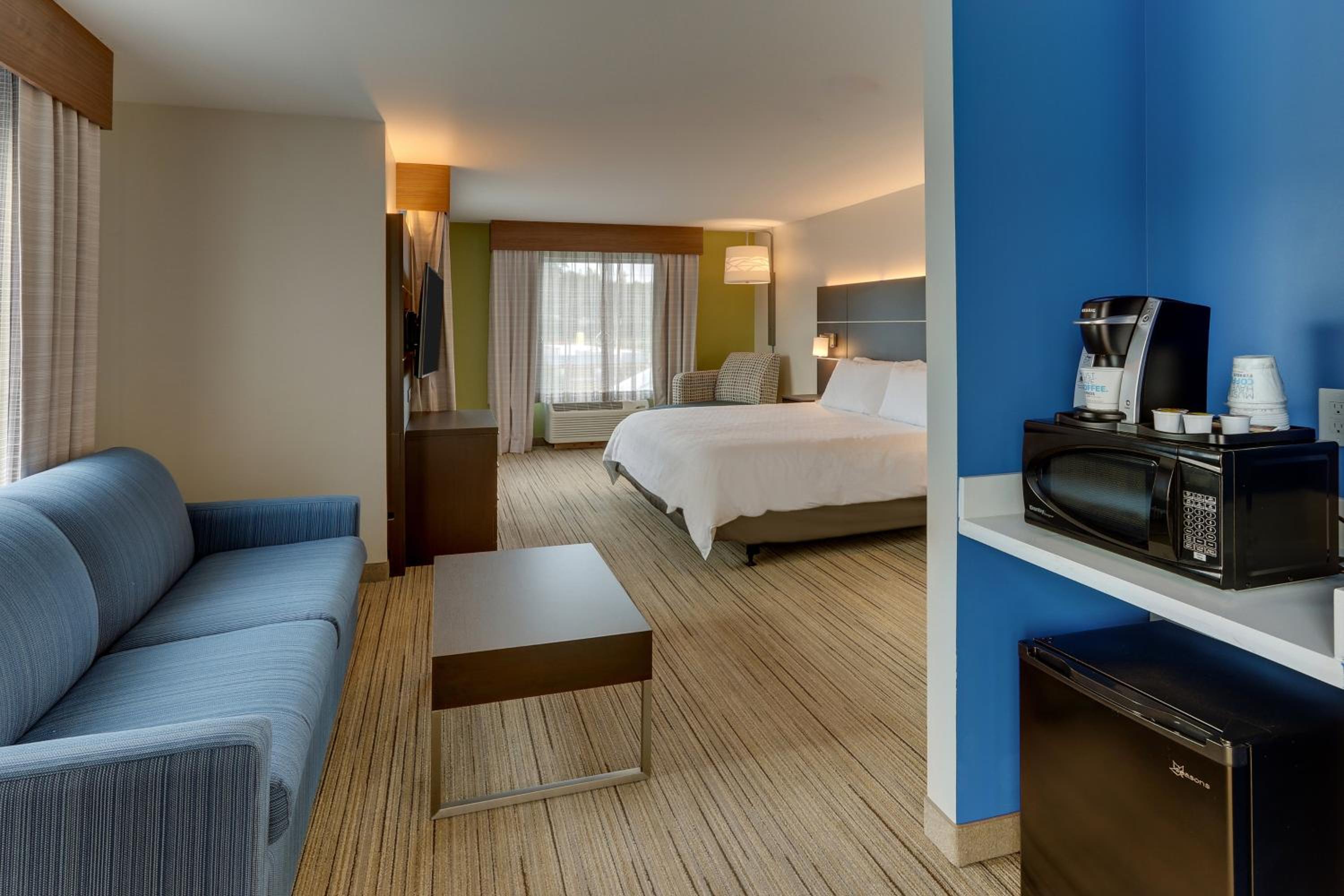 King Suite - Non-Smoking - Photo 4