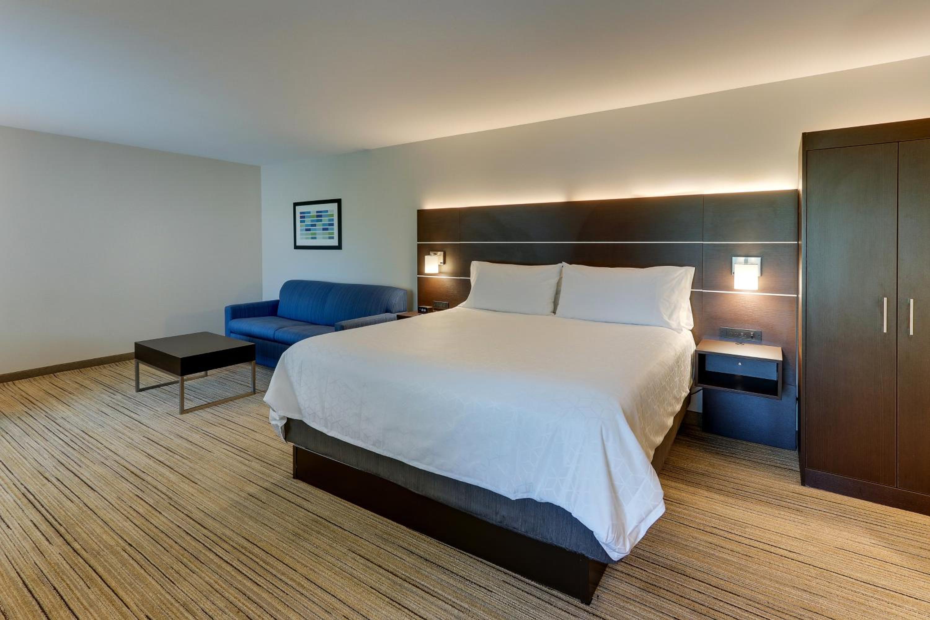 King Suite - Non-Smoking - Photo 3