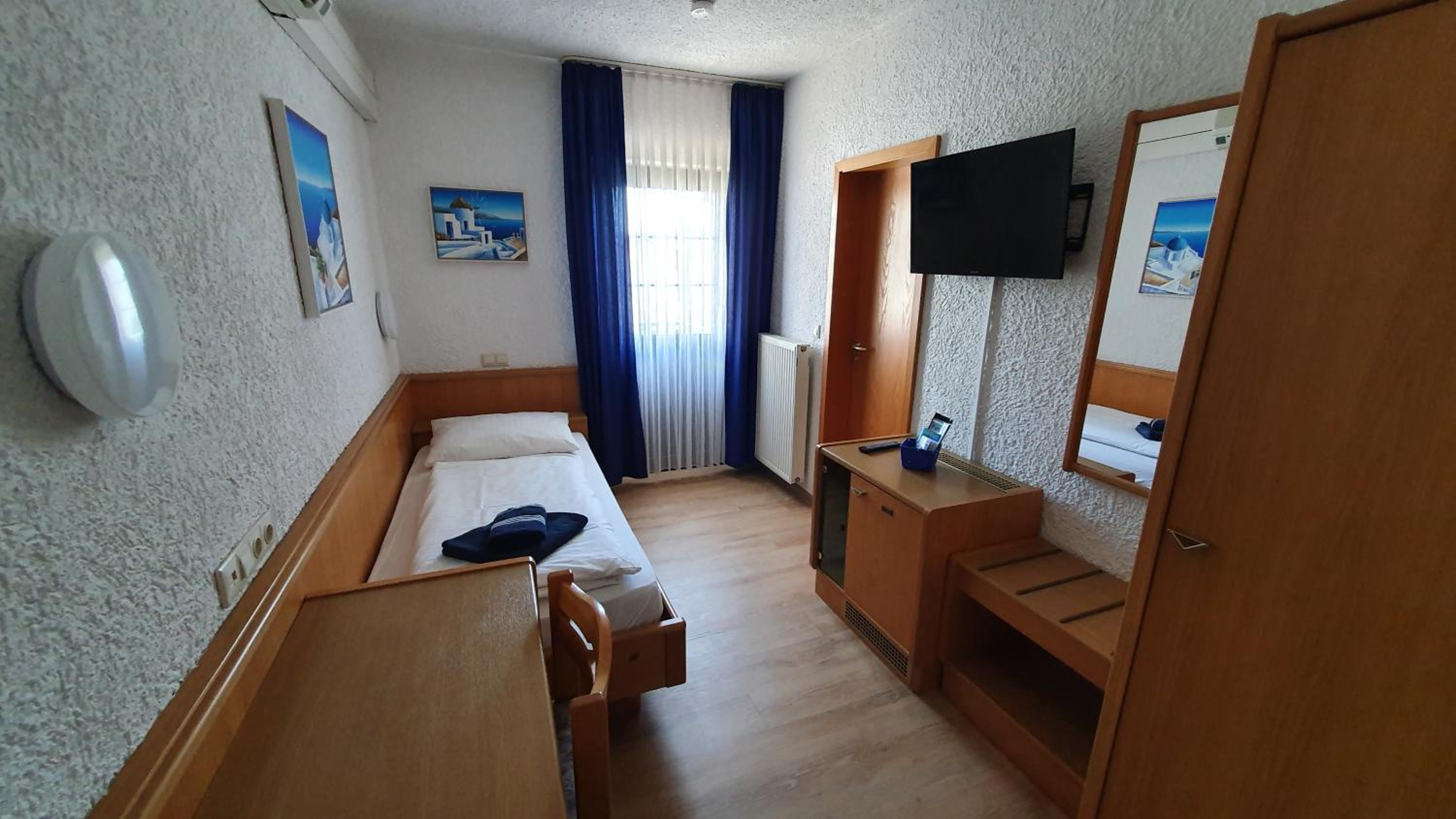 Single Room with Private Bathroom photo 1