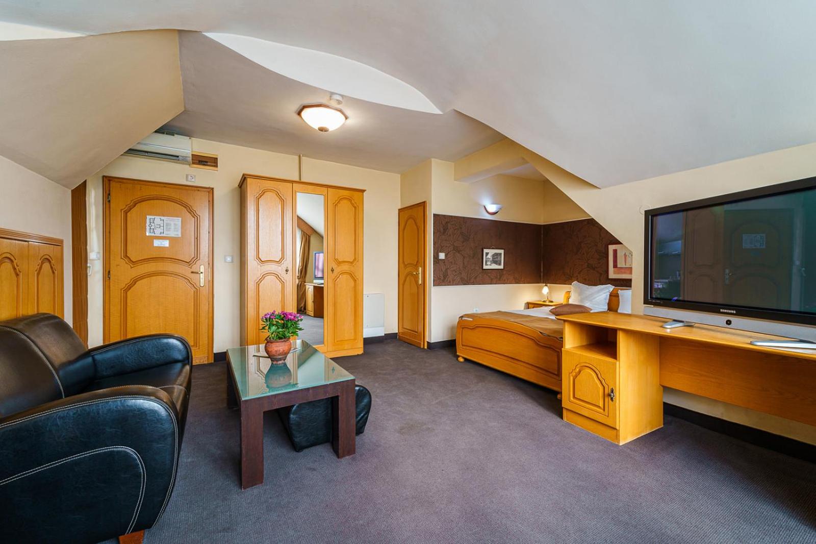 Double or Twin Room - Photo 10