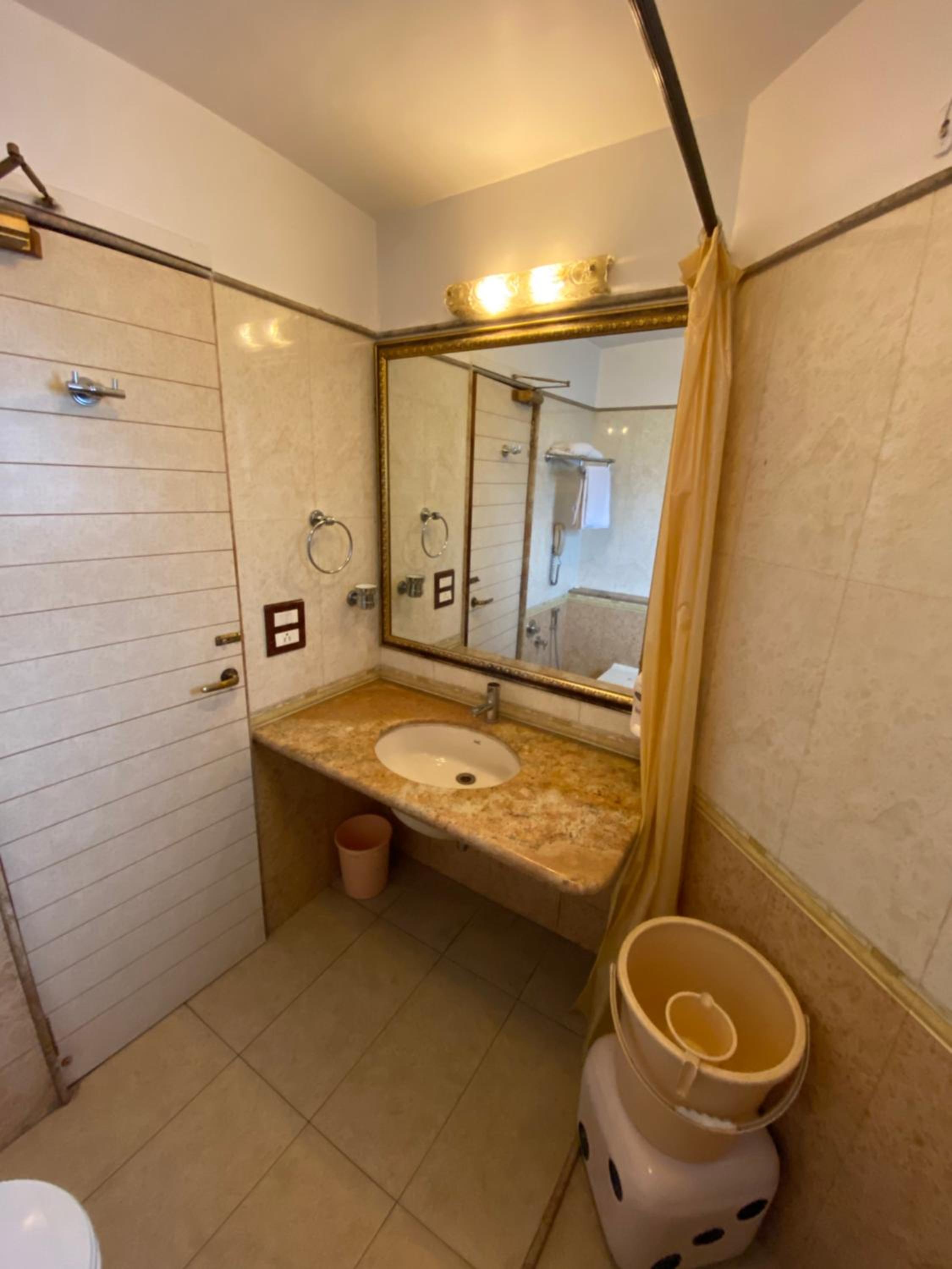 Suite - Photo 3
