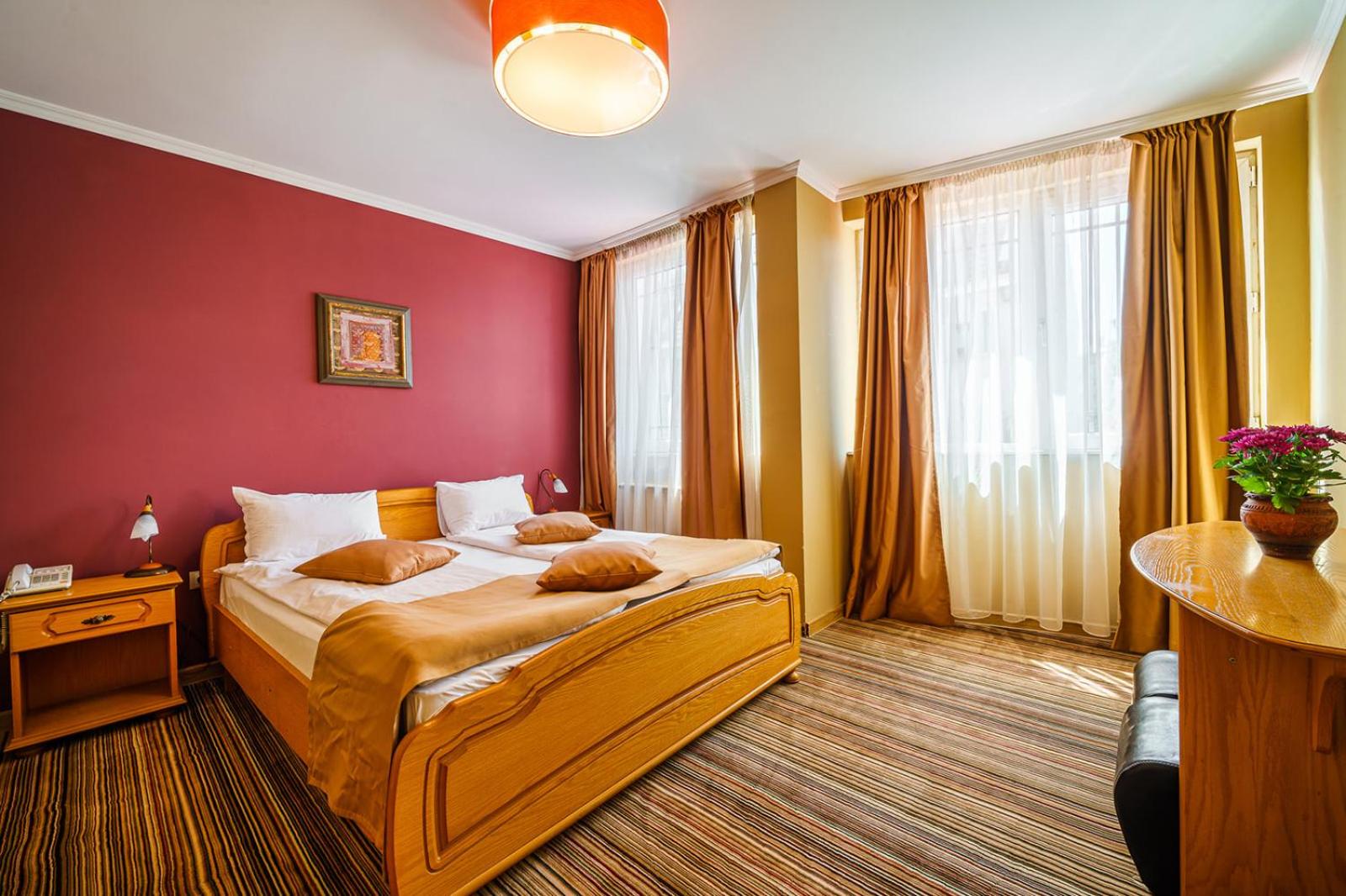One-Bedroom Apartment - Photo 1