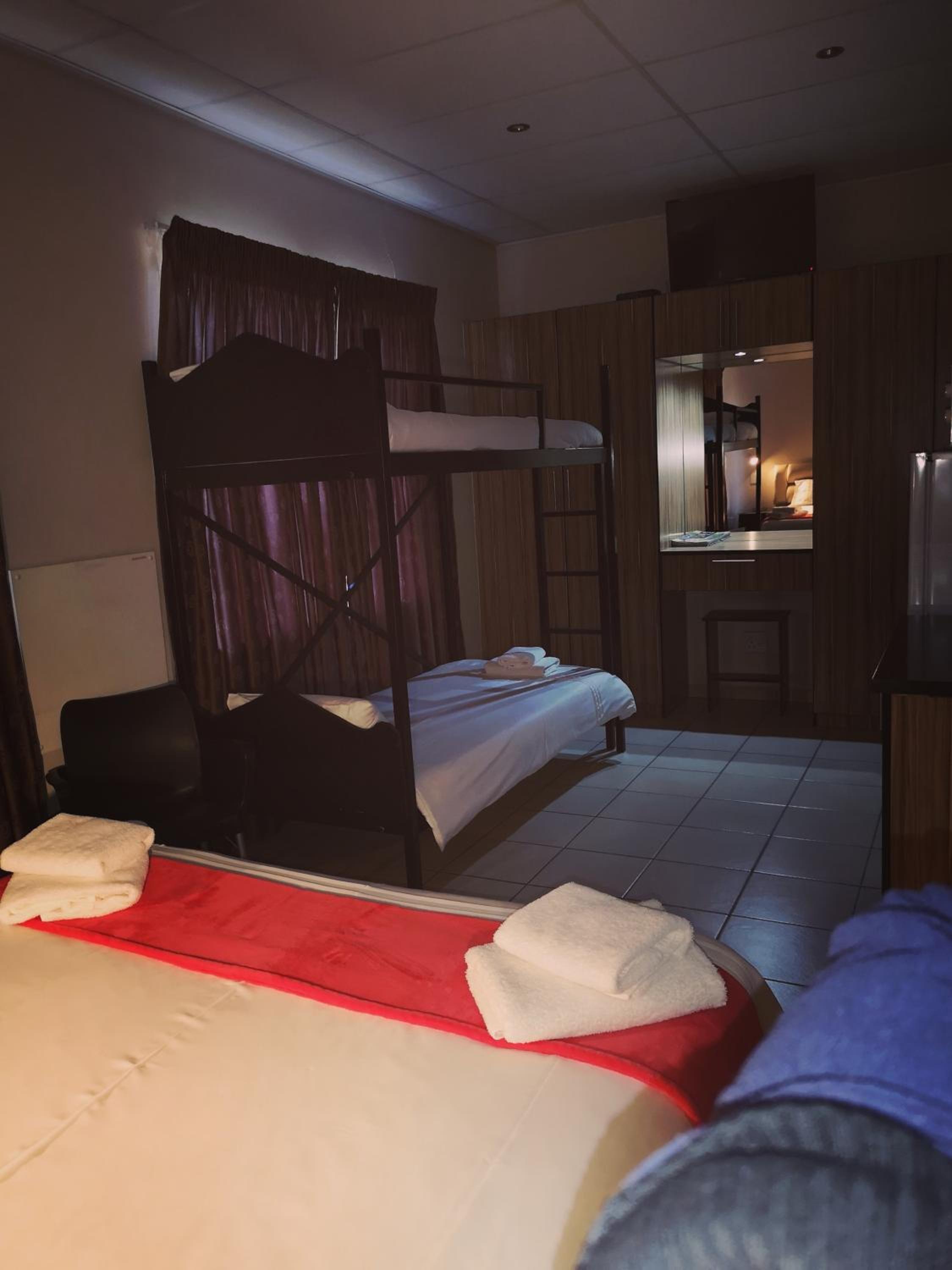 Deluxe Double Room with Shower - Photo 5