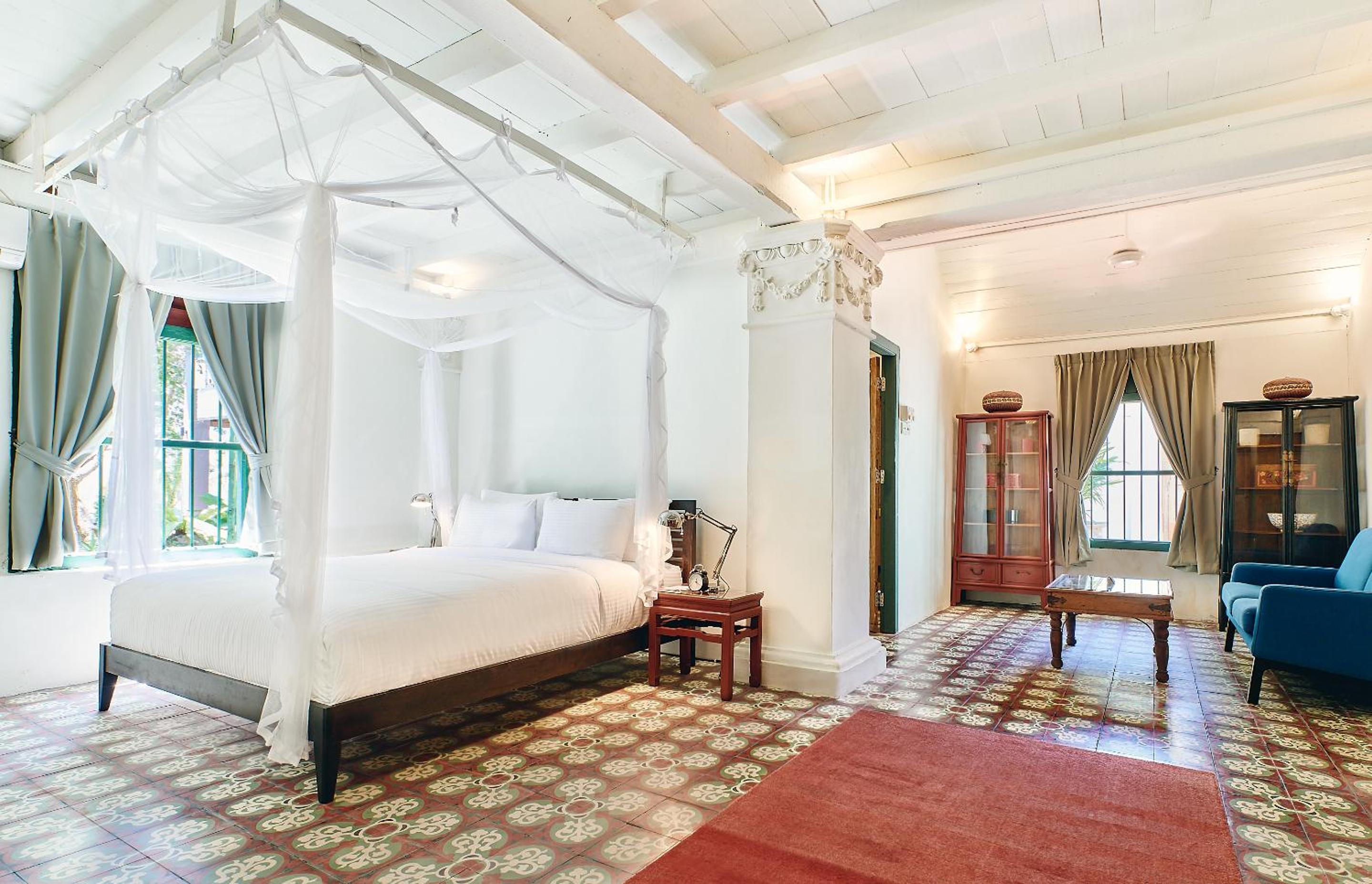 King Bed Suite - Colonial House 2 - Photo 2