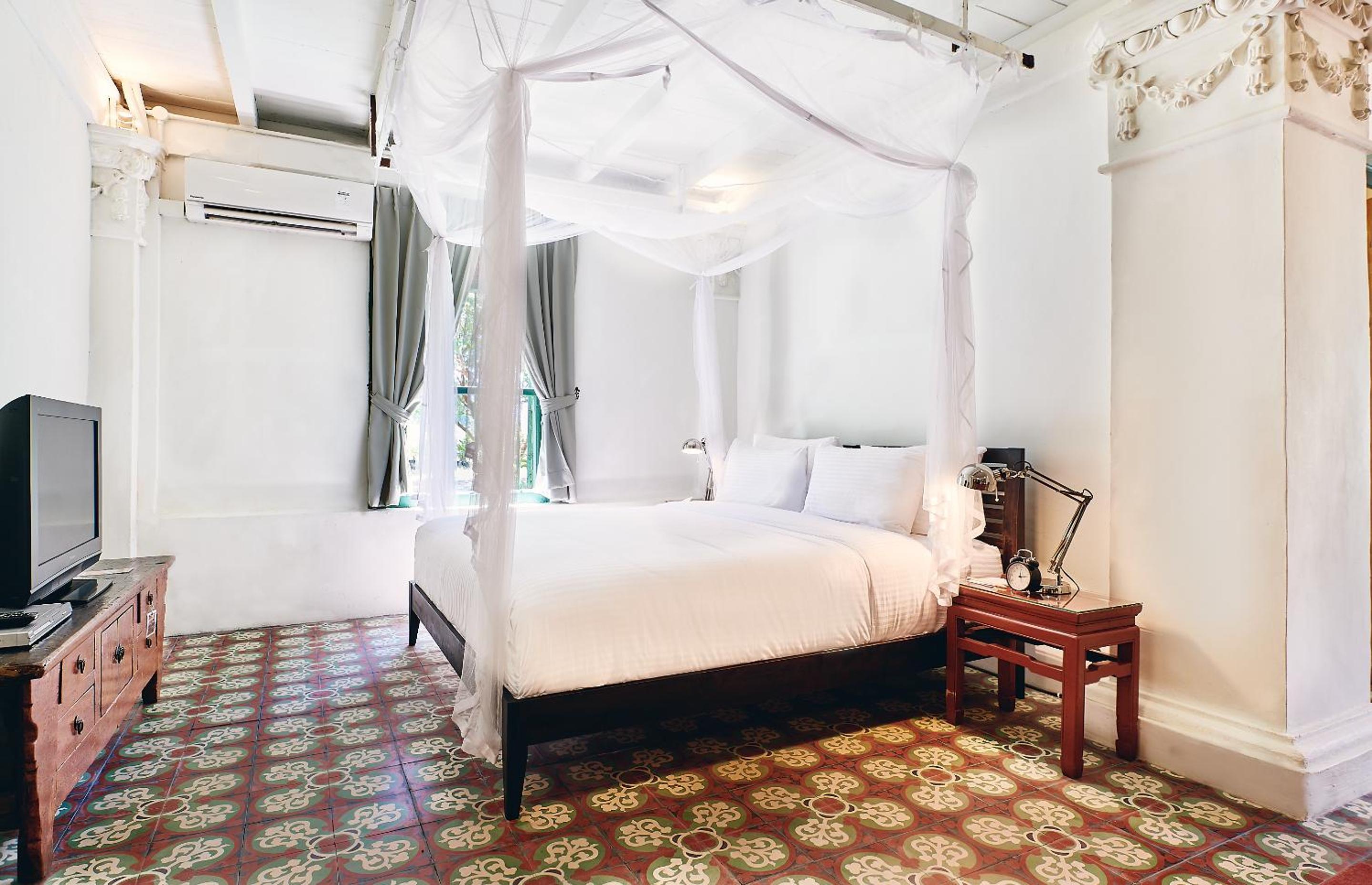 King Bed Suite - Colonial House 2 - Photo 5