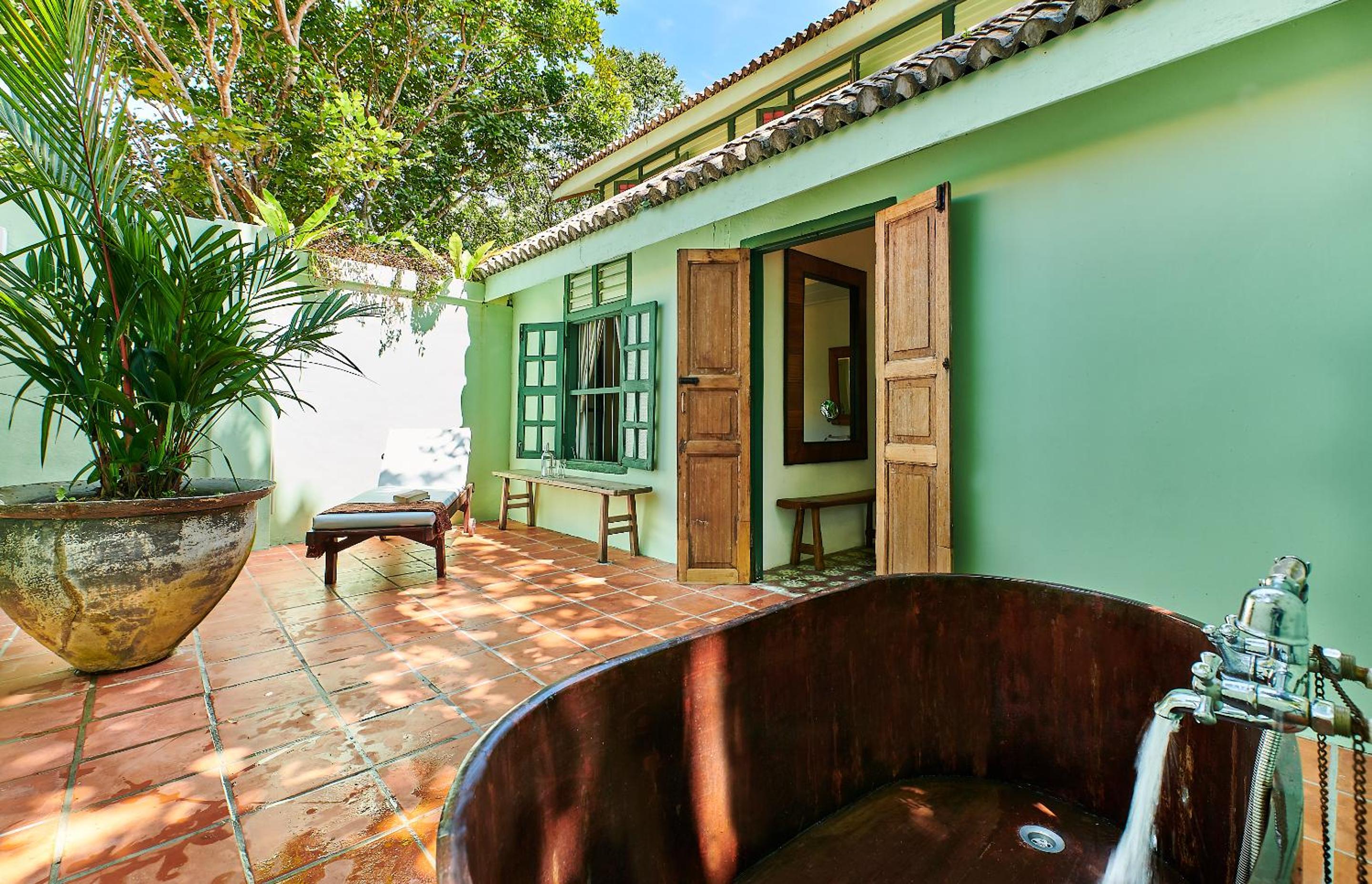 King Bed Suite - Colonial House 2 - Photo 6