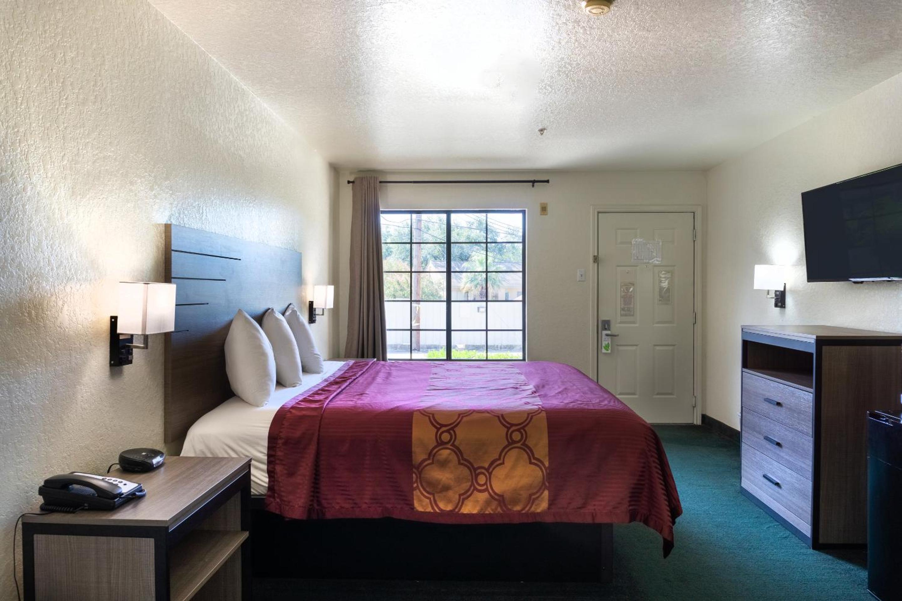 Premium King Bed - Photo 3