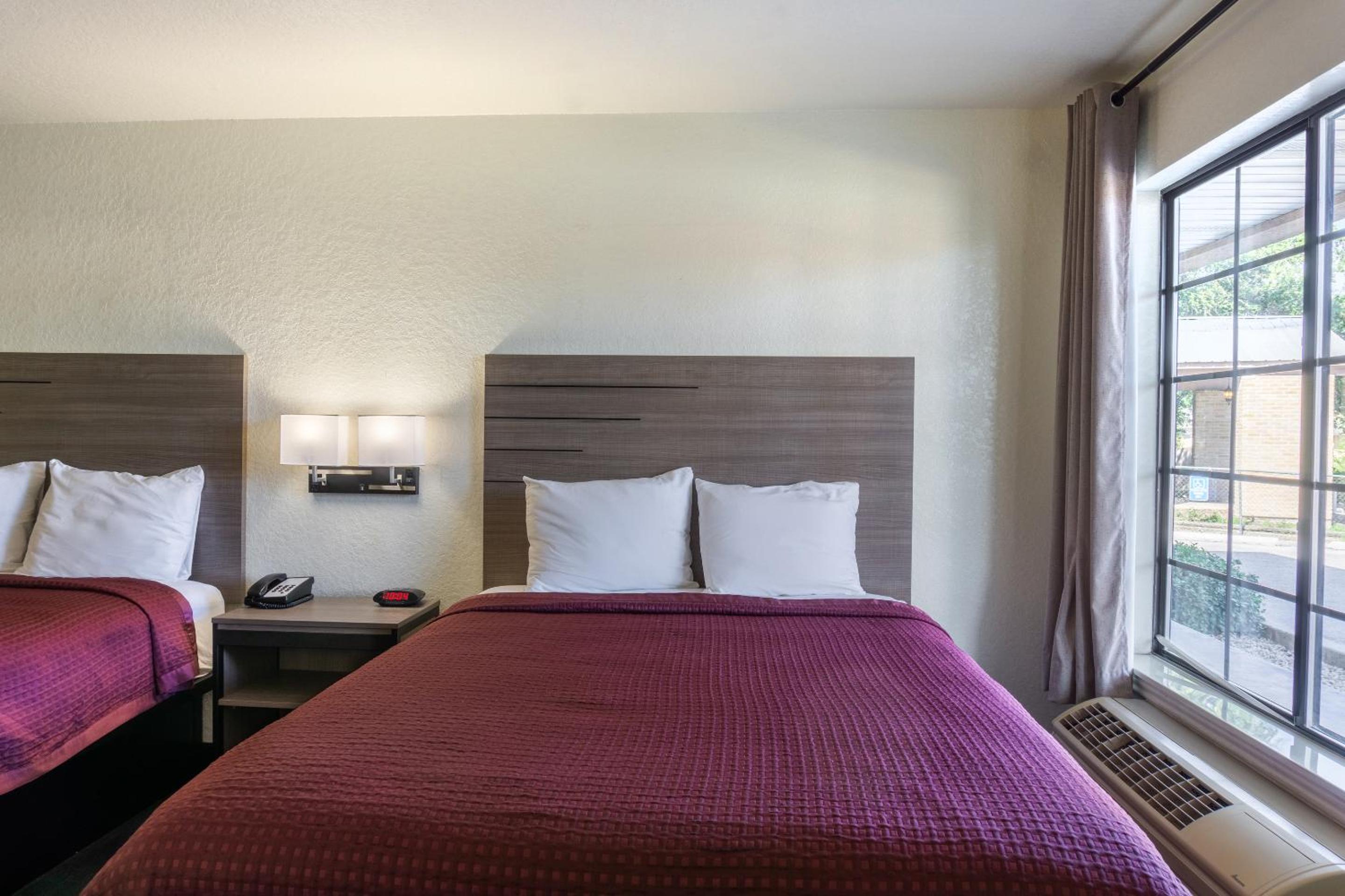 Queen Room with Two Queen Beds - Photo 3