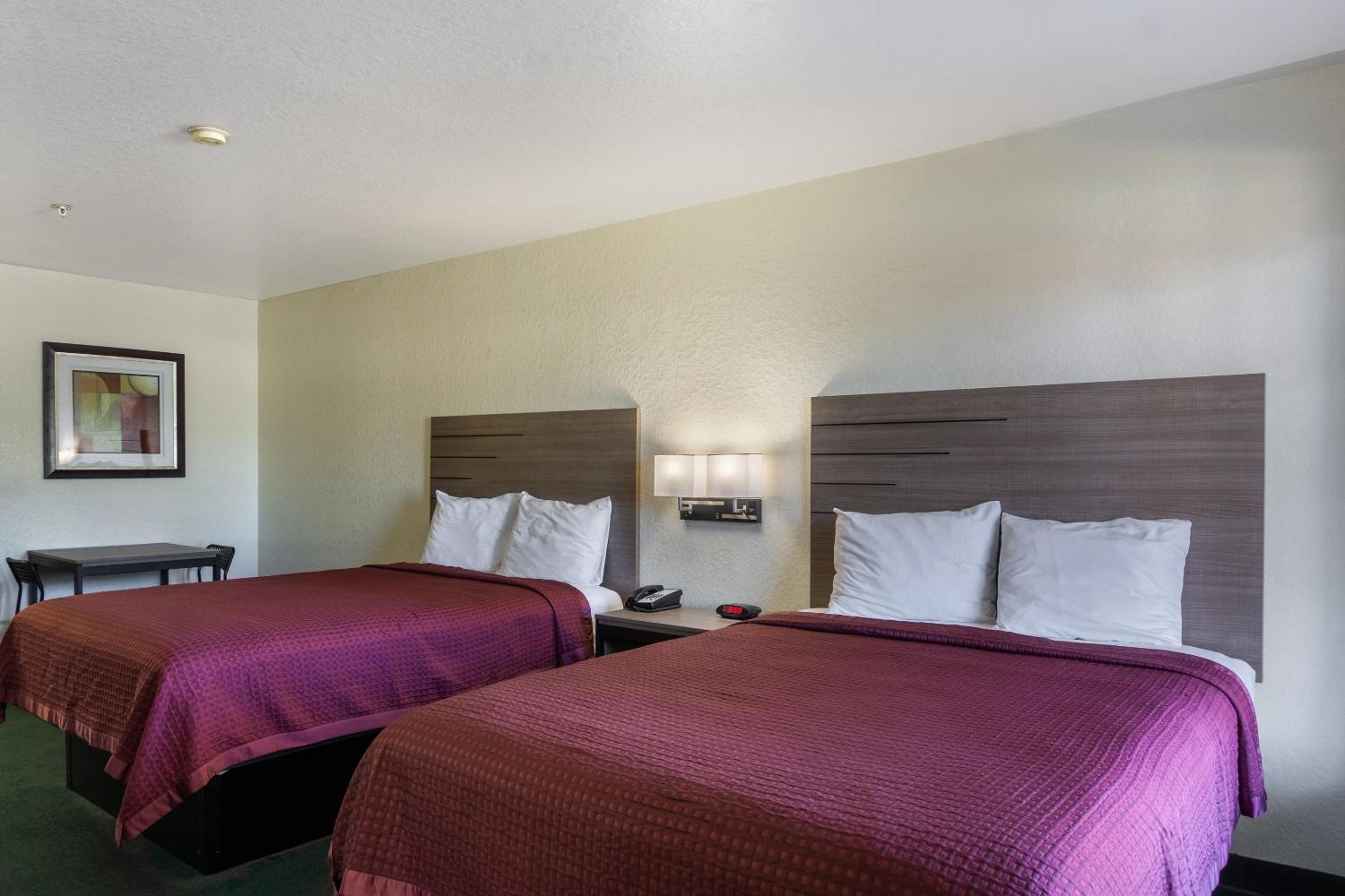 Queen Room with Two Queen Beds - Photo 2