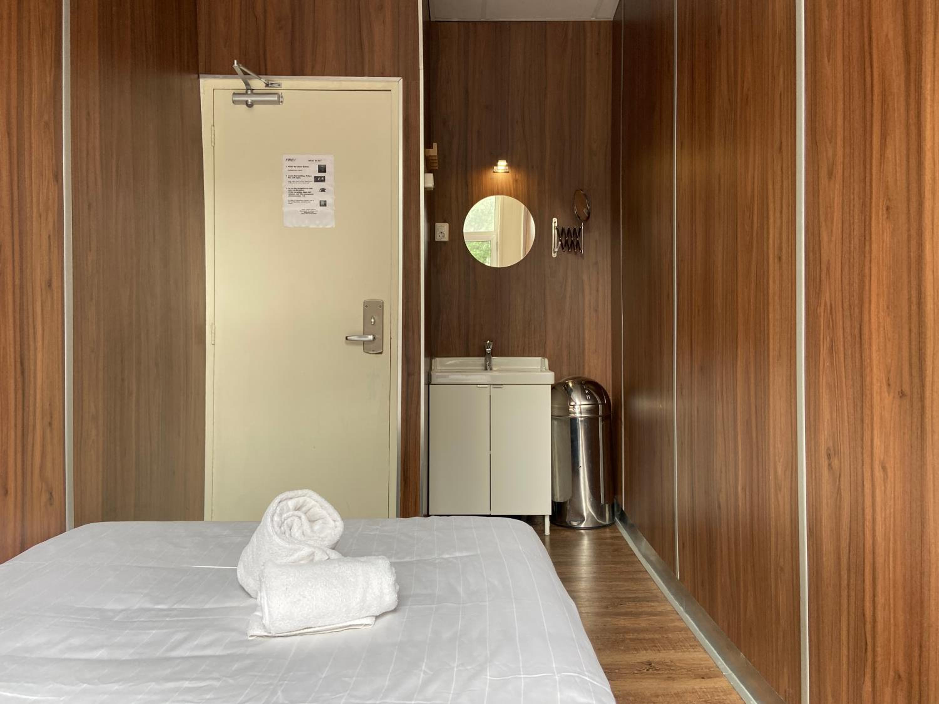 Double Room with Shared Bathroom photo 2