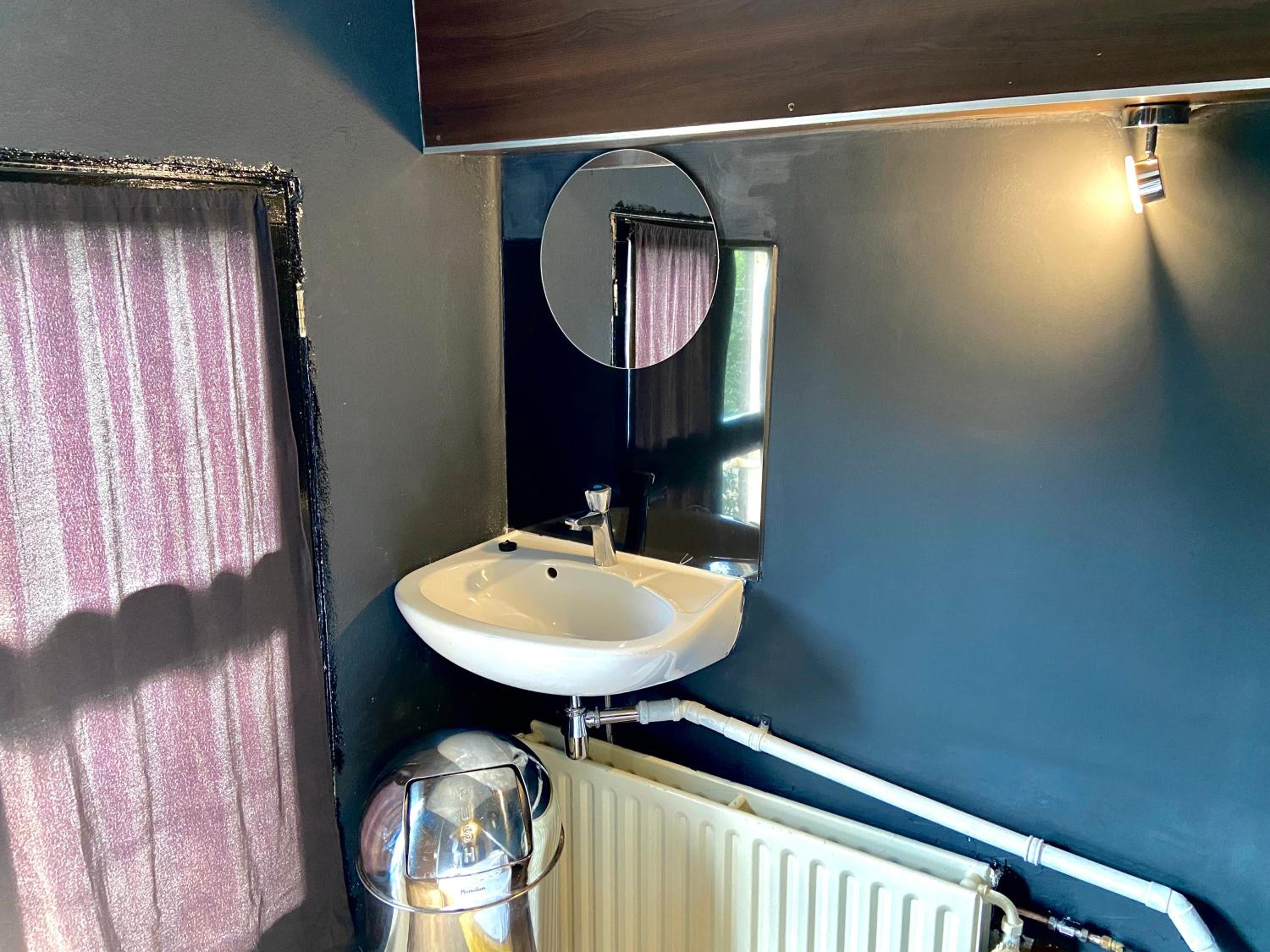 Budget Twin Room photo 3
