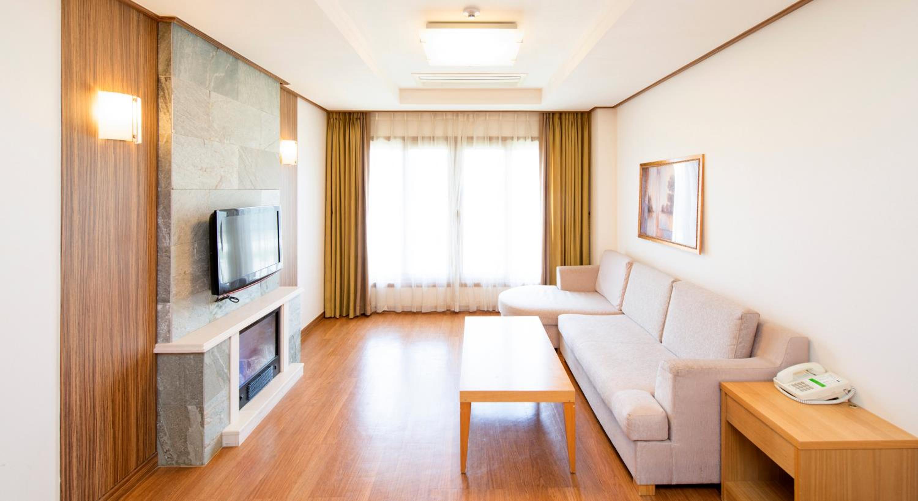 One-Bedroom Queen Suite -Non-Smoking