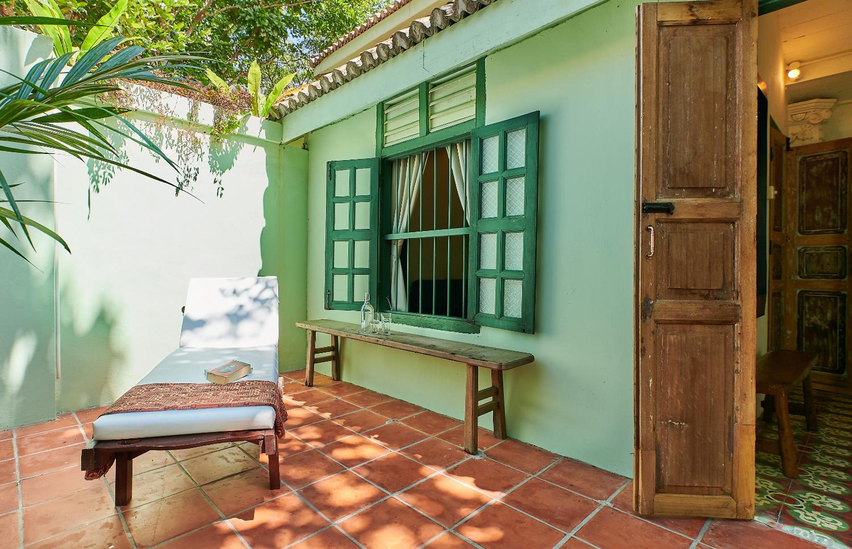 Queen Bed Suite - Colonial House 1 - Photo 8