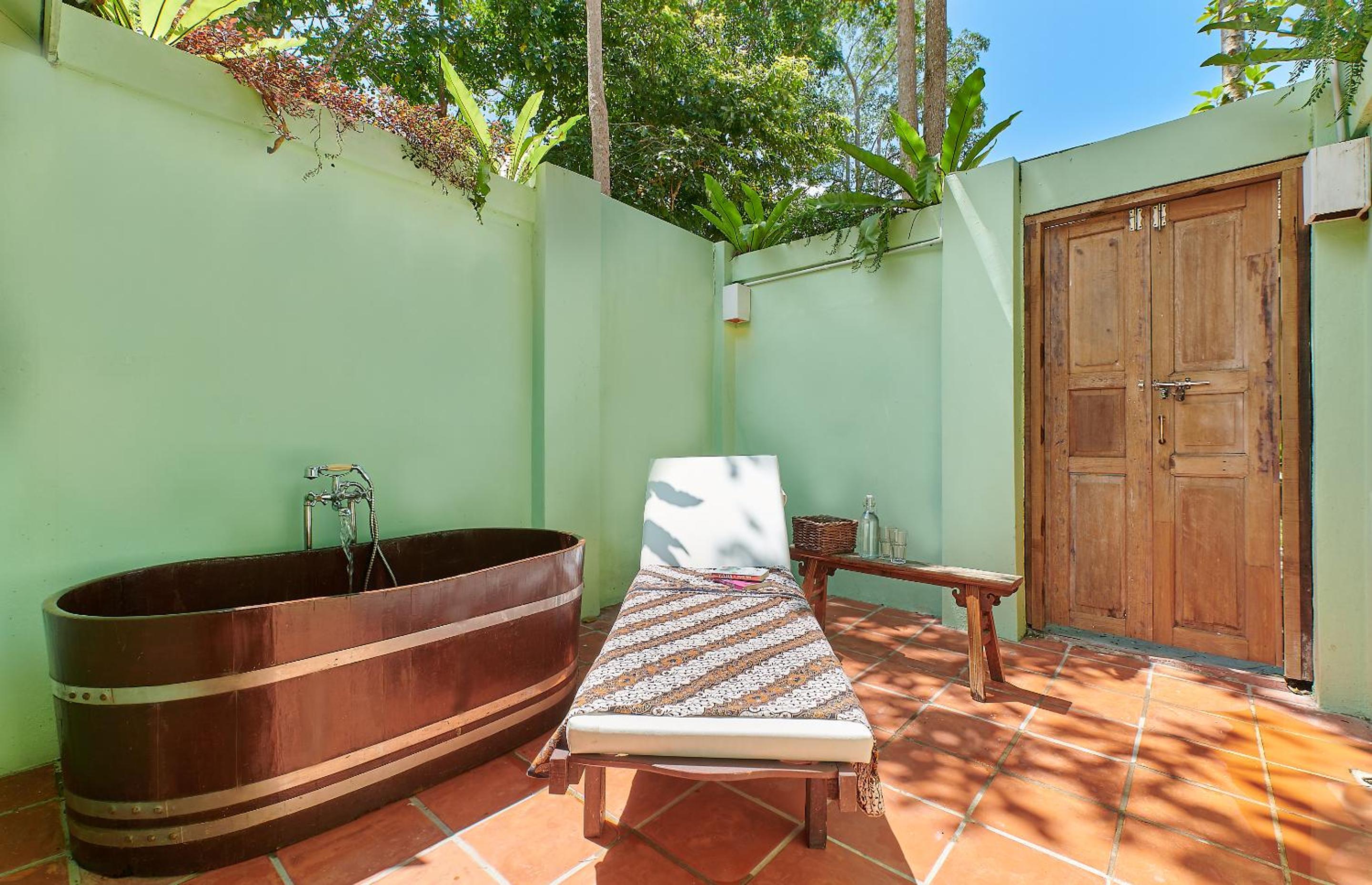 Queen Bed Suite - Colonial House 1 - Photo 7
