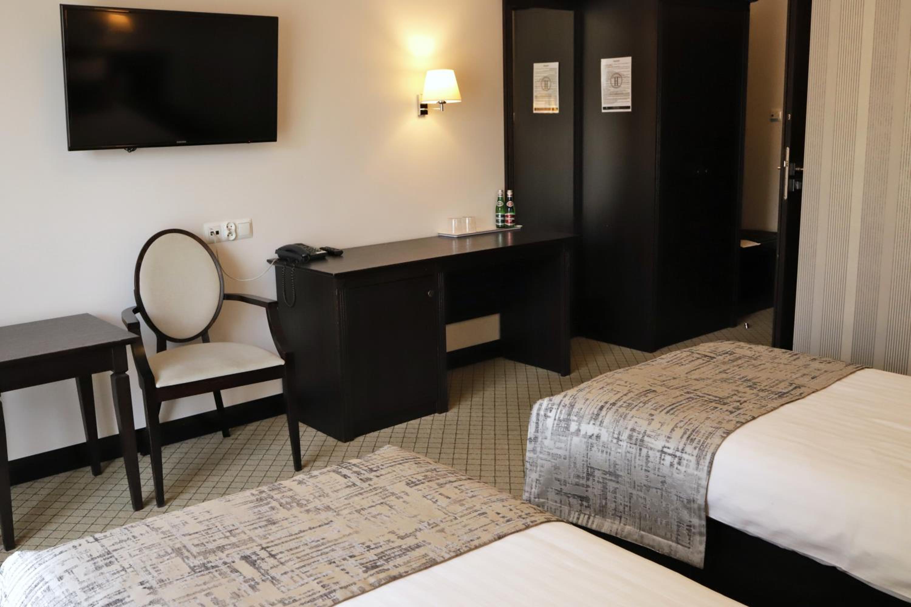 Large Twin Room - Photo 5