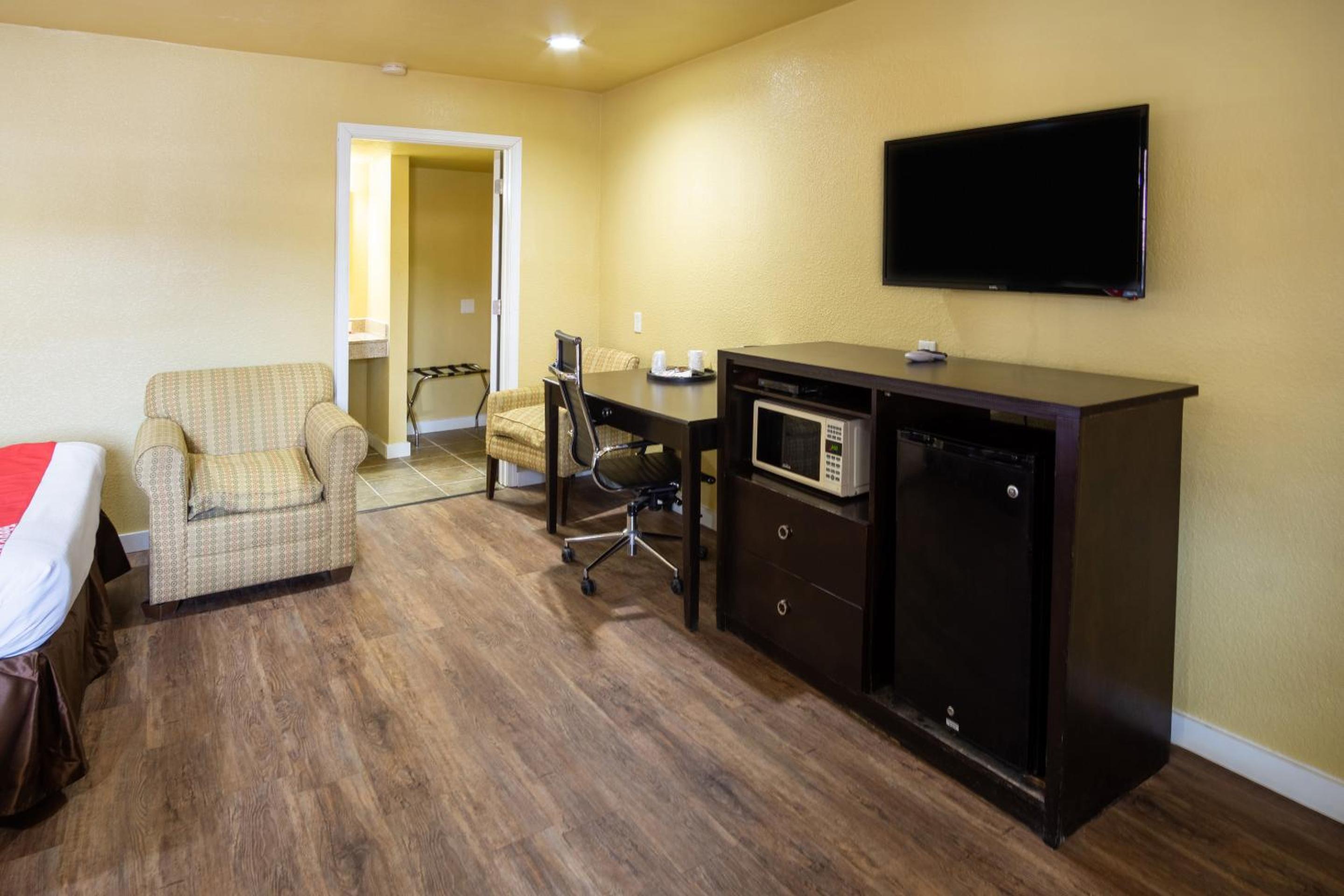 Queen Room with Two Queen Beds - Disability Access photo 2