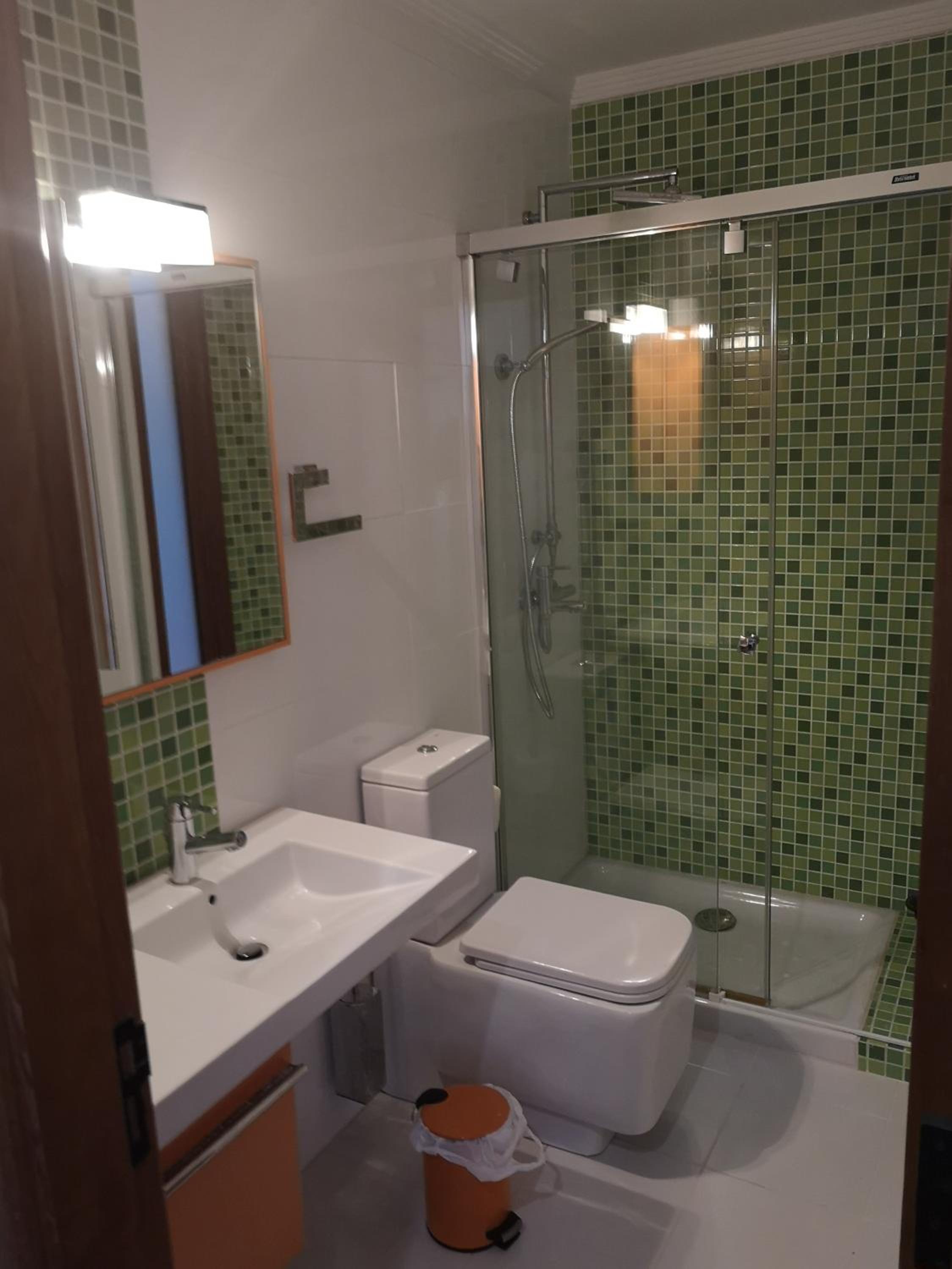 Double or Twin Room with Private Bathroom - Photo 2