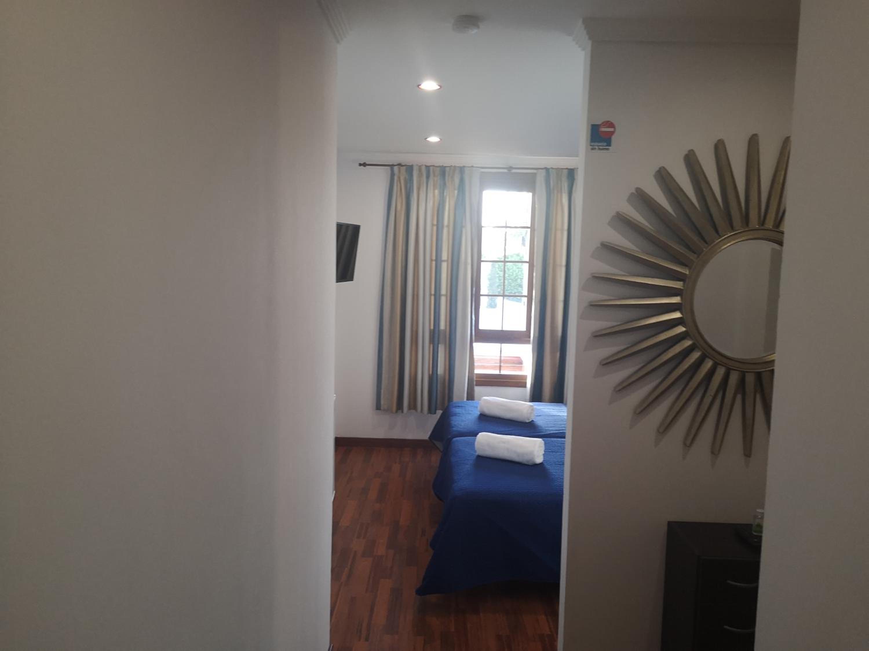 Double or Twin Room with Private Bathroom - Photo 5