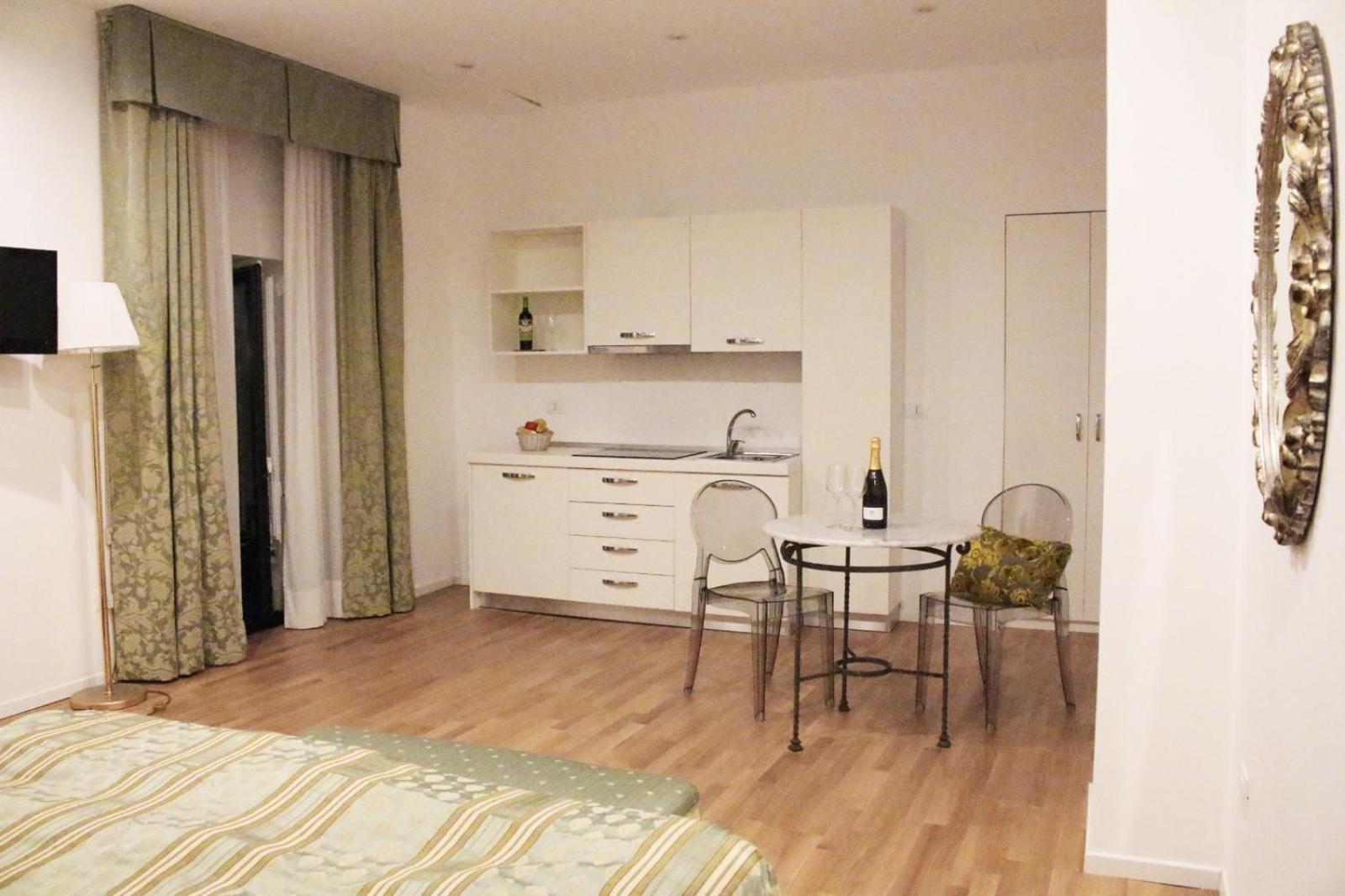 King Room with Spa Bath - Photo 6