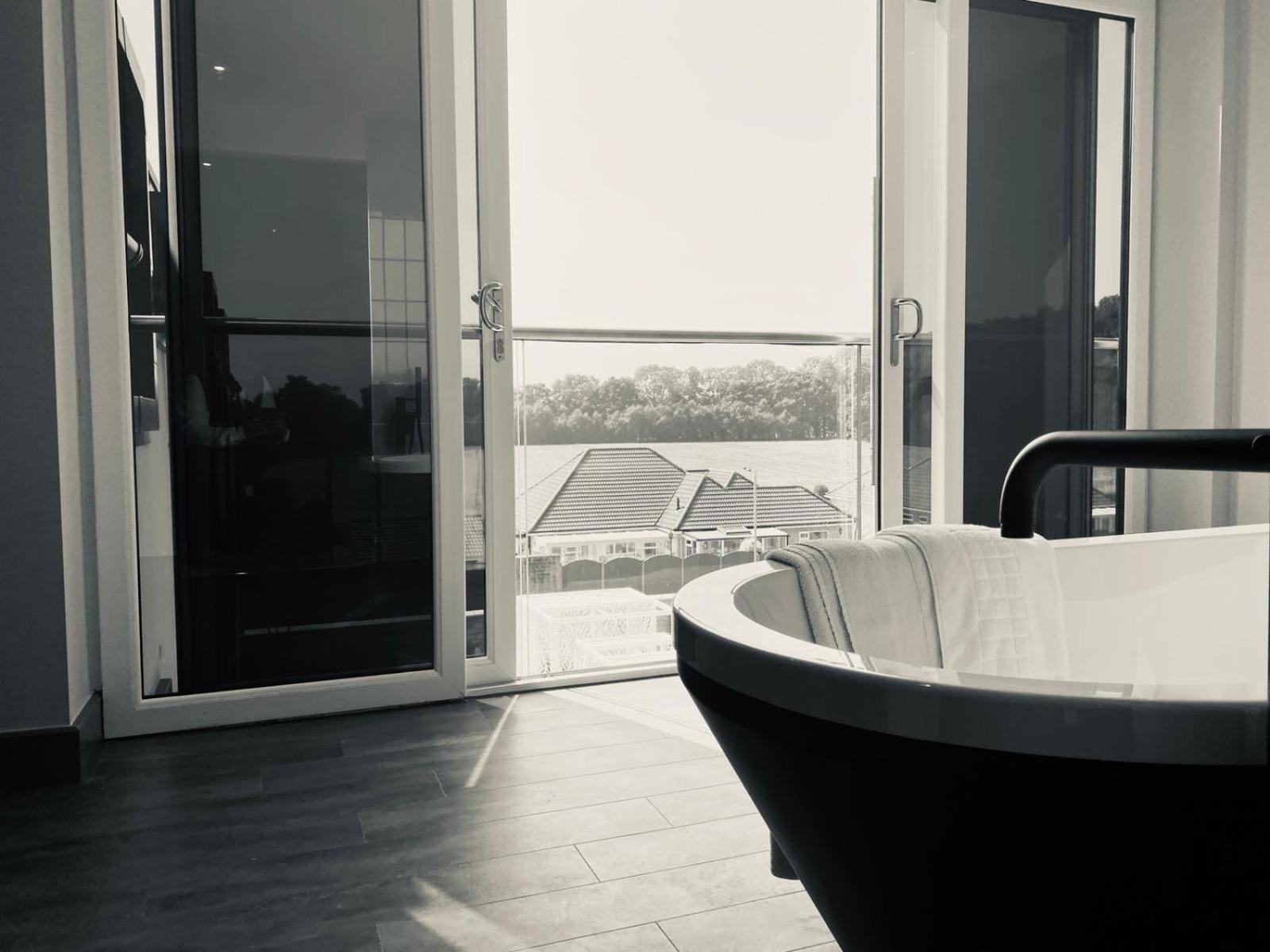 Suite - Photo 18