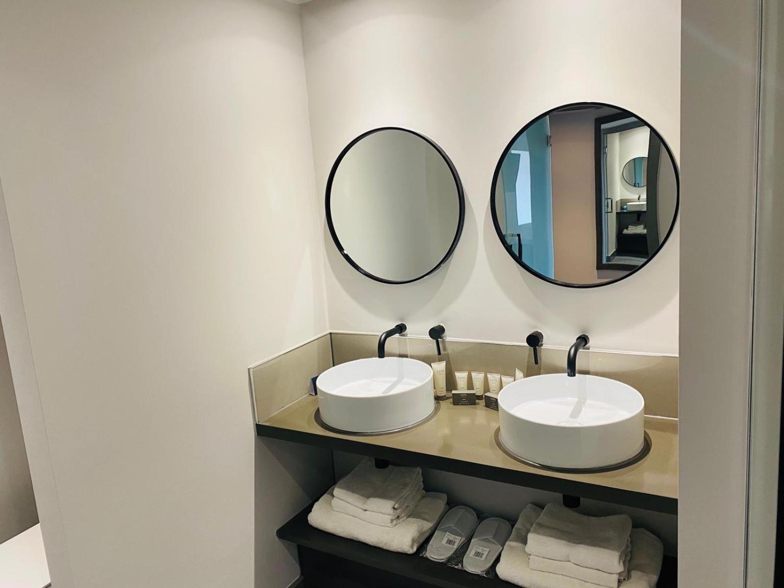 Suite - Photo 10