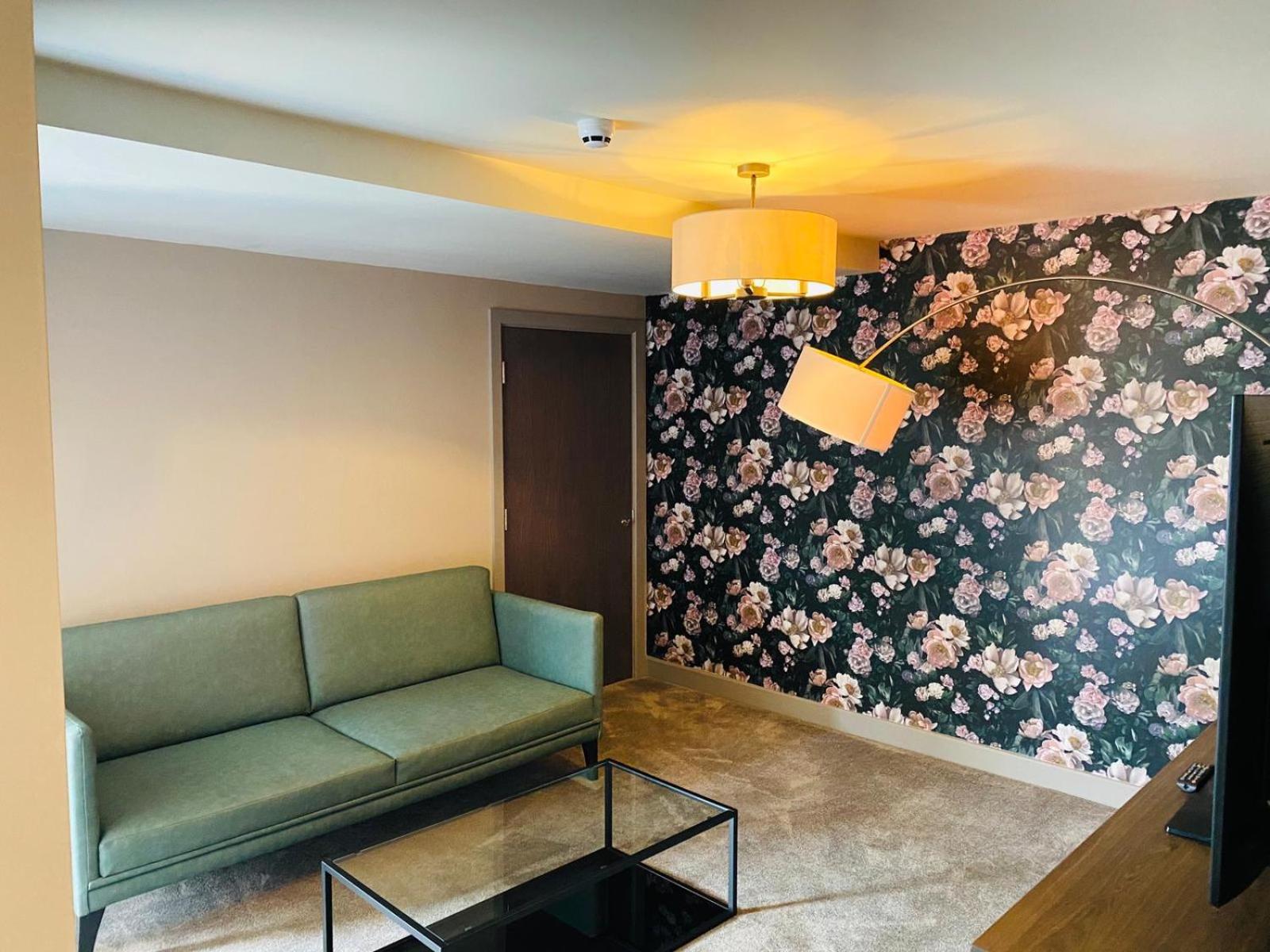 Suite - Photo 13