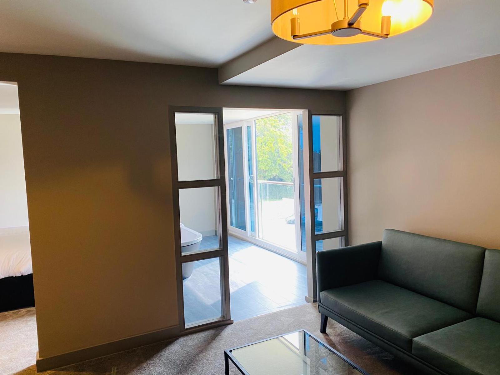 Suite - Photo 15