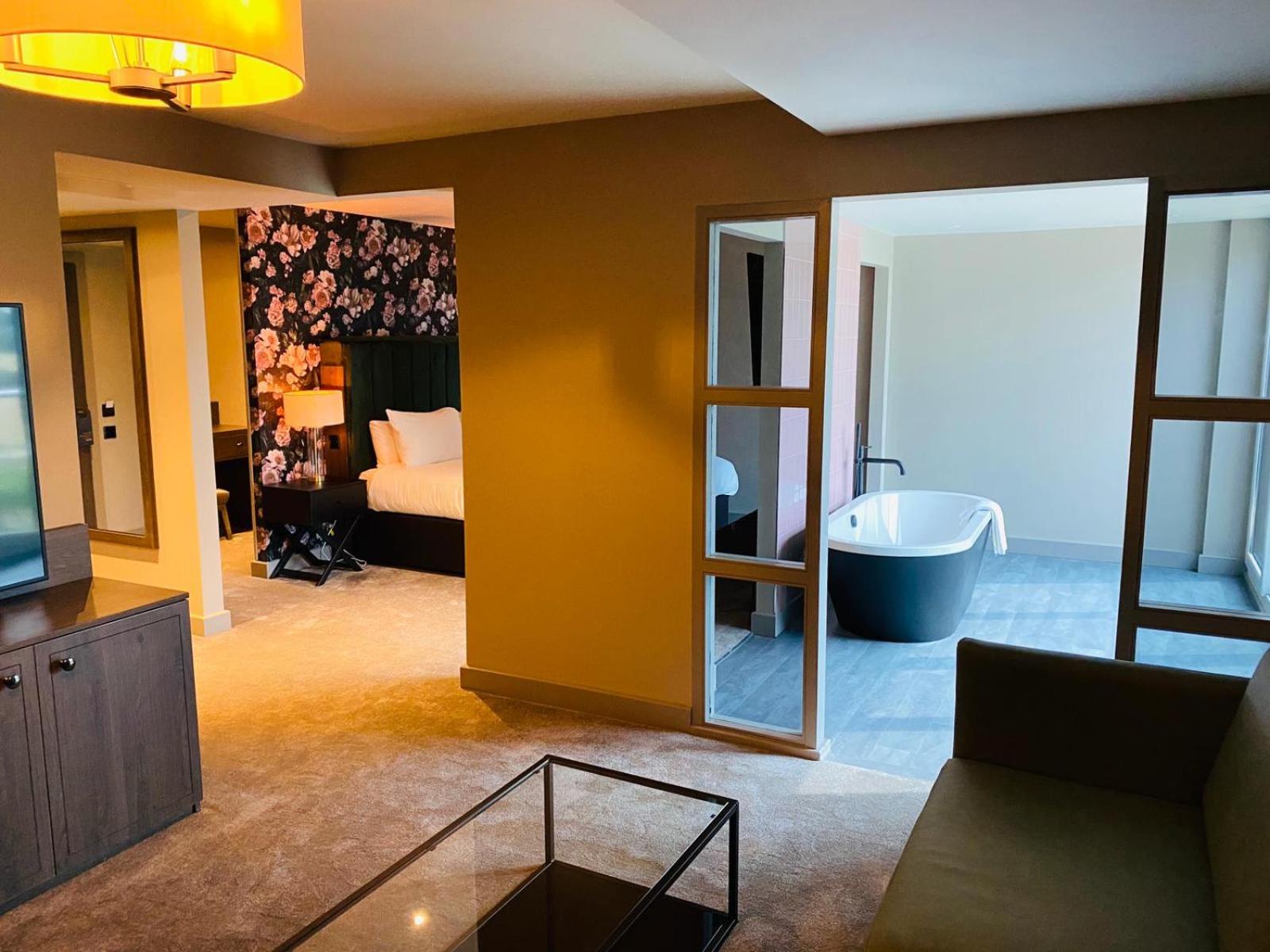 Suite - Photo 21