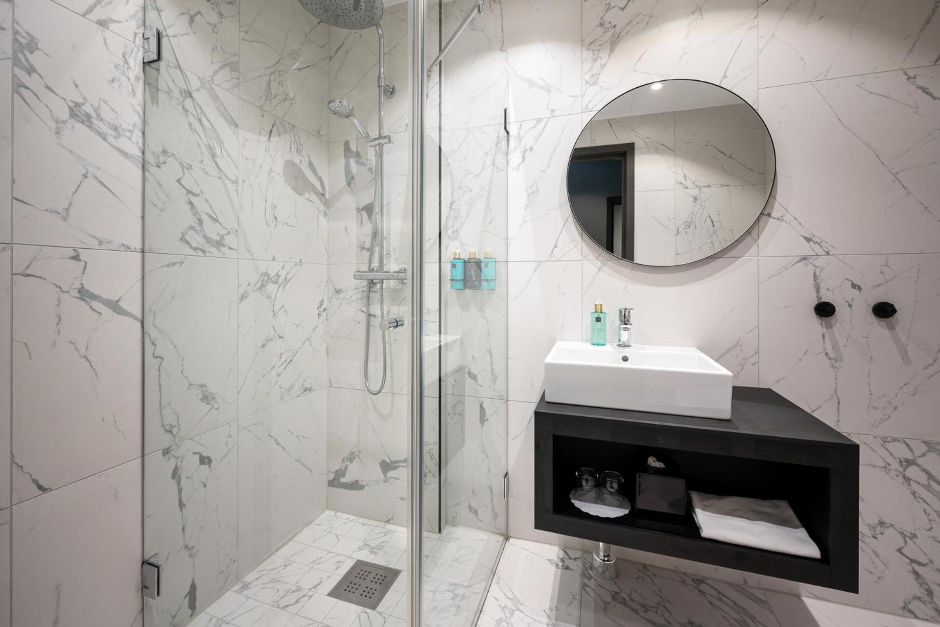 Junior Suite with Landmark View - Photo 7