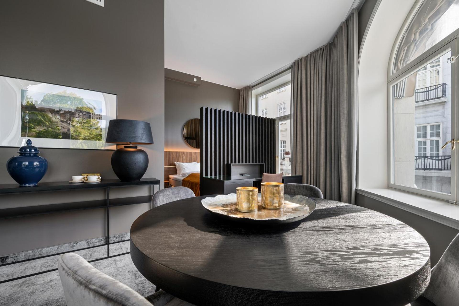 Junior Suite with Landmark View