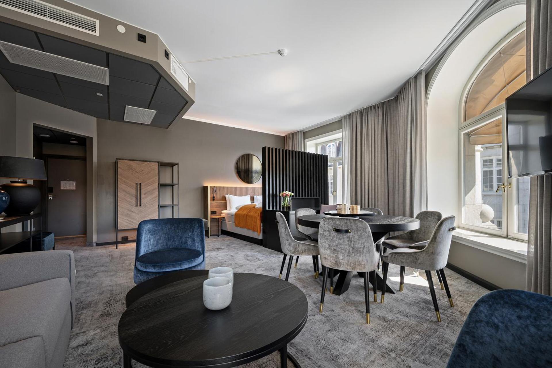 Junior Suite with Landmark View