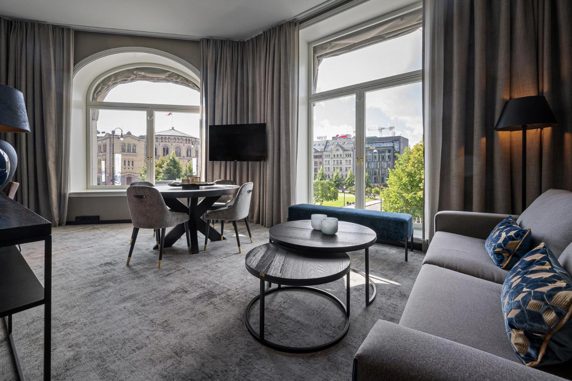 Junior Suite with Landmark View thumbnail 5
