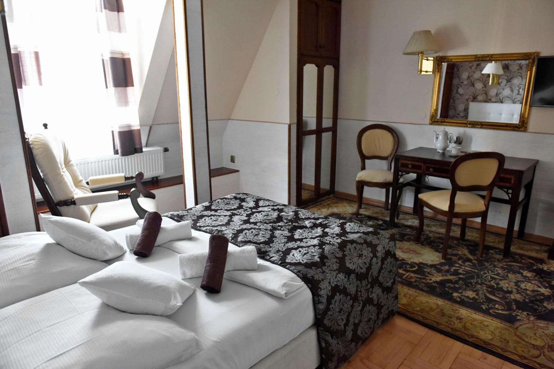 Double or Twin Room - Photo 13