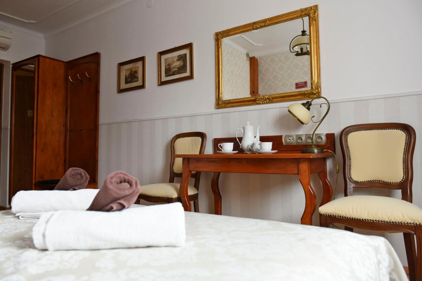 Double or Twin Room - Photo 9