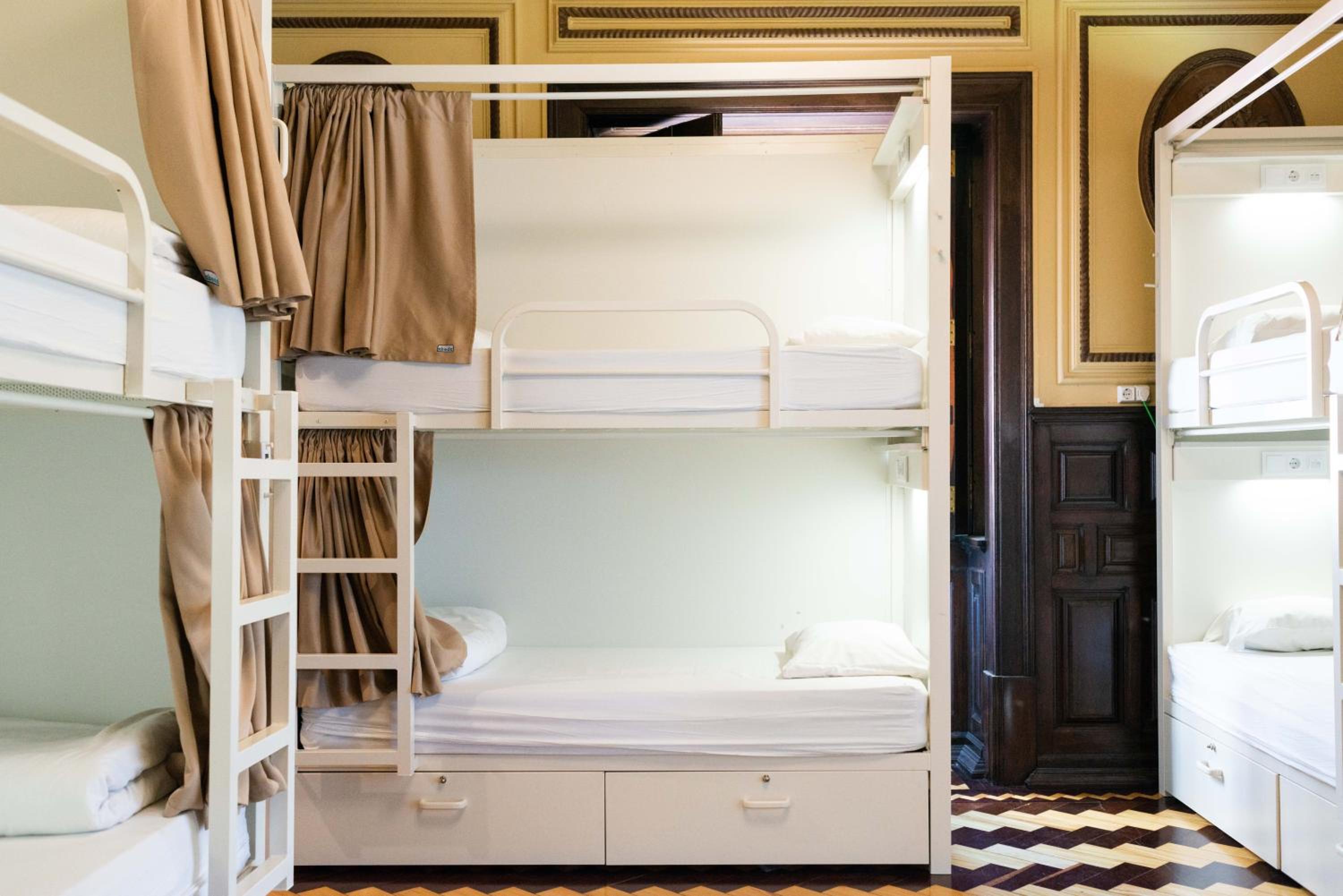 Bed in 10-bed Mixed Dormitory with Shared Bathroom photo 3