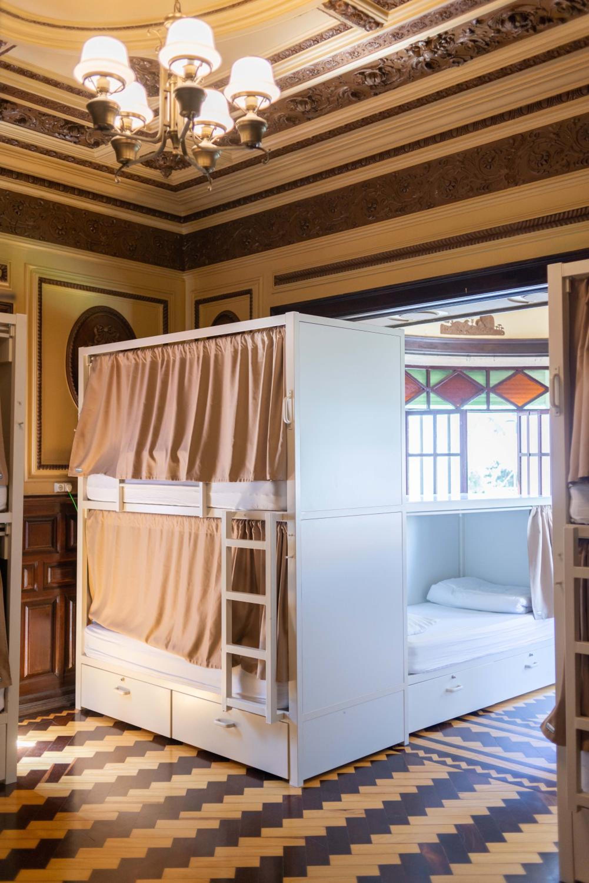 Bed in 10-Bed Mixed Dormitory Room Ensuite photo 1