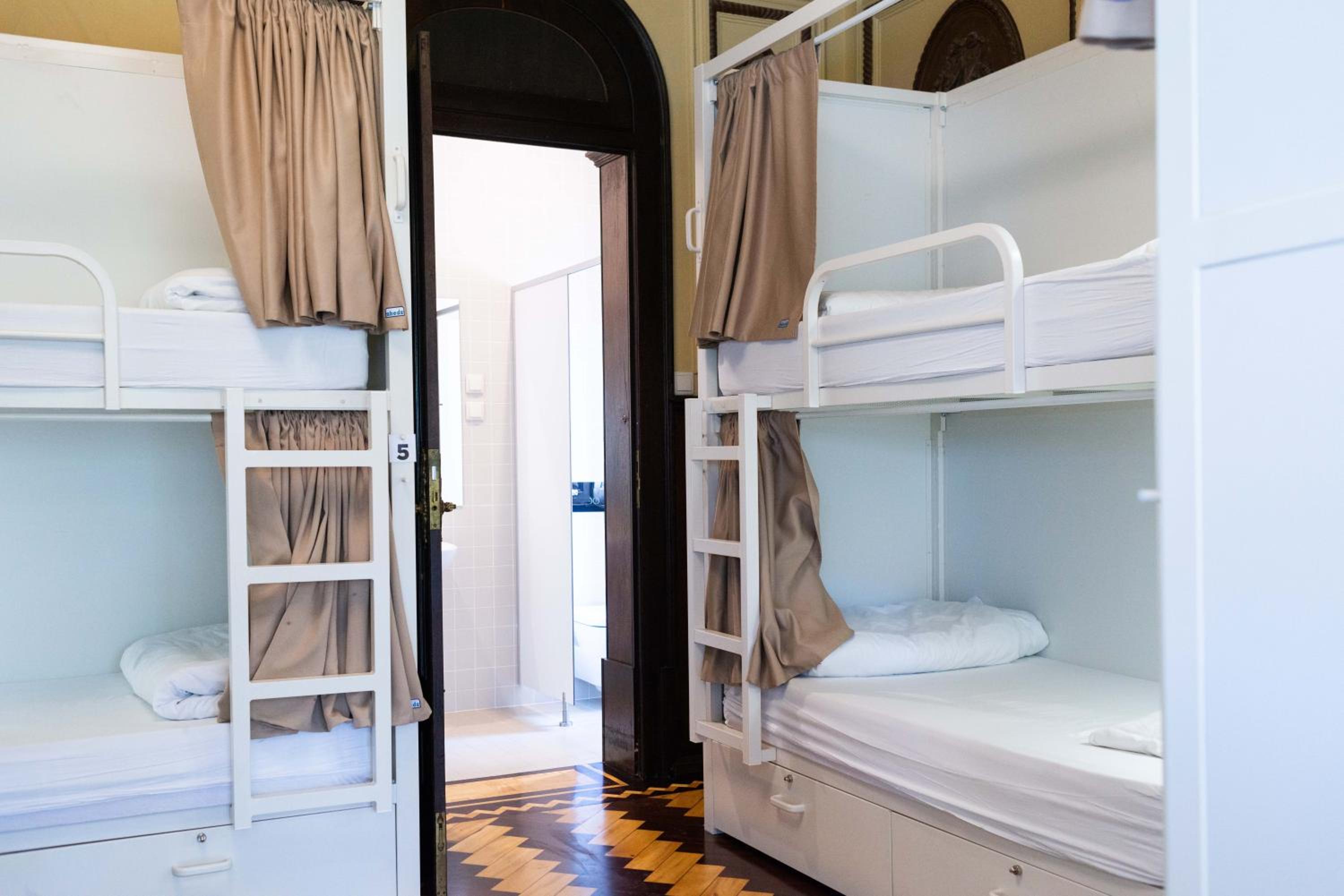 Bed in 10-Bed Mixed Dormitory Room Ensuite photo 2