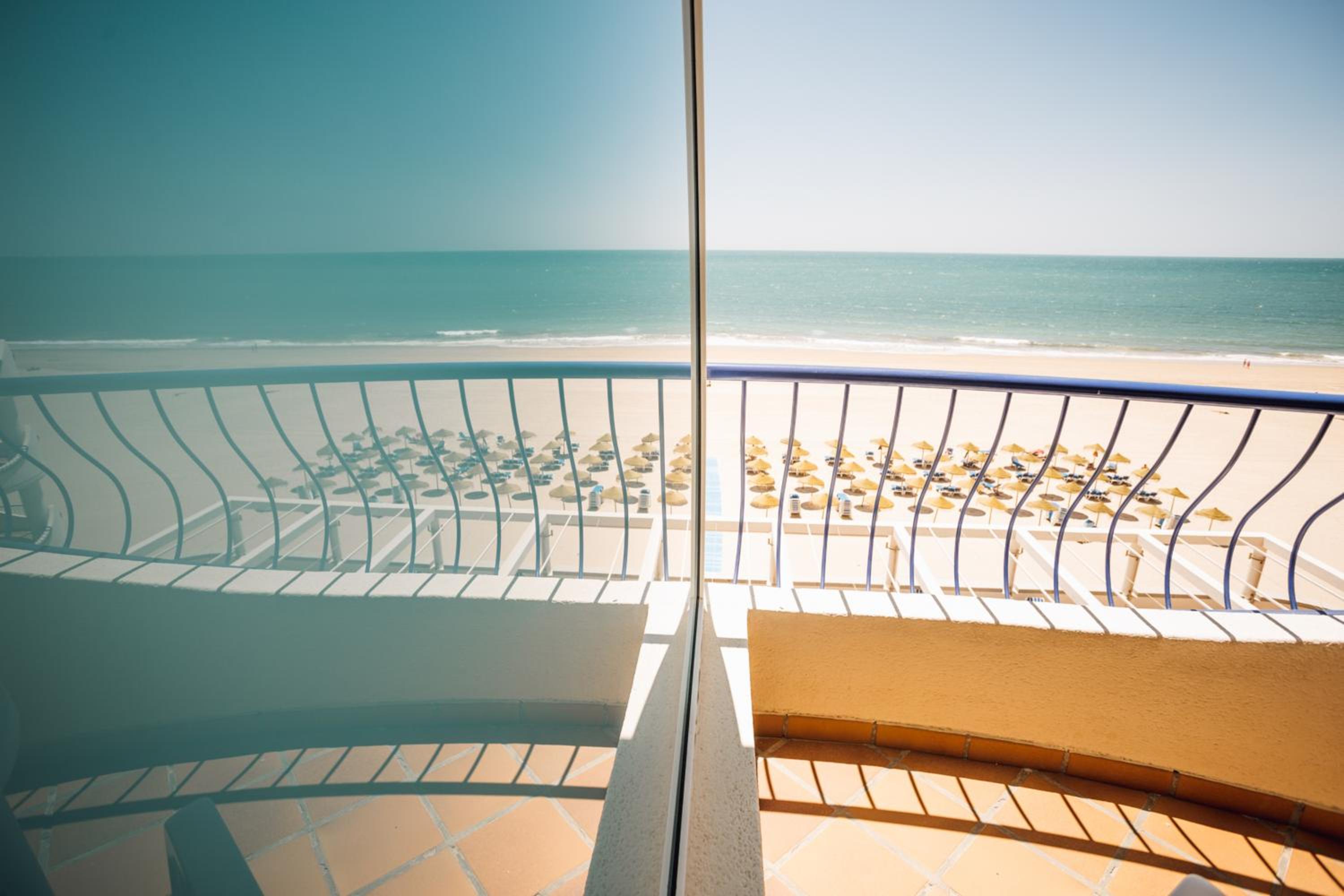 Double or Twin Room with Front Sea View - Photo 5